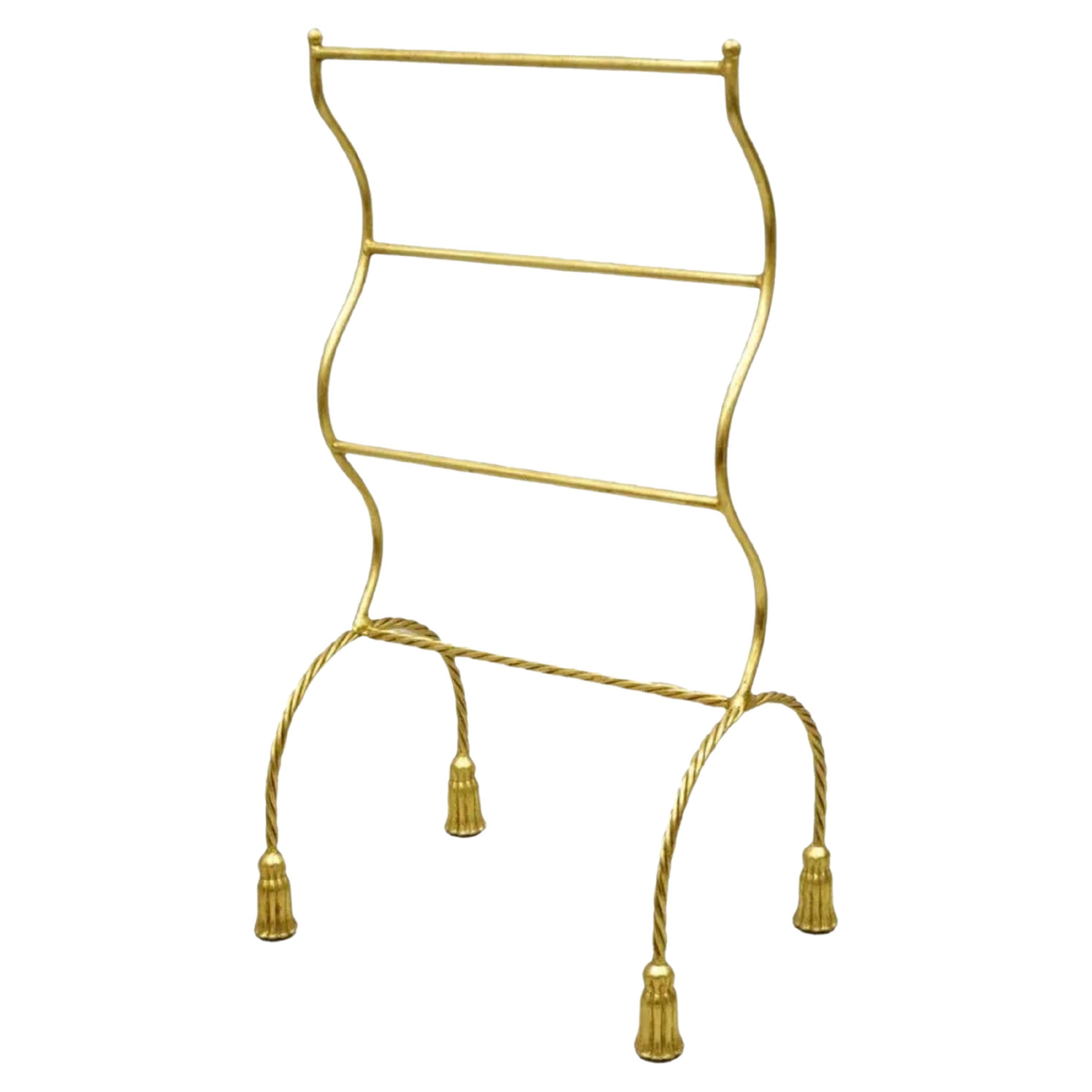 Porte-serviettes italien en métal doré et doré de style Hollywood Regency avec pieds à pompons en vente