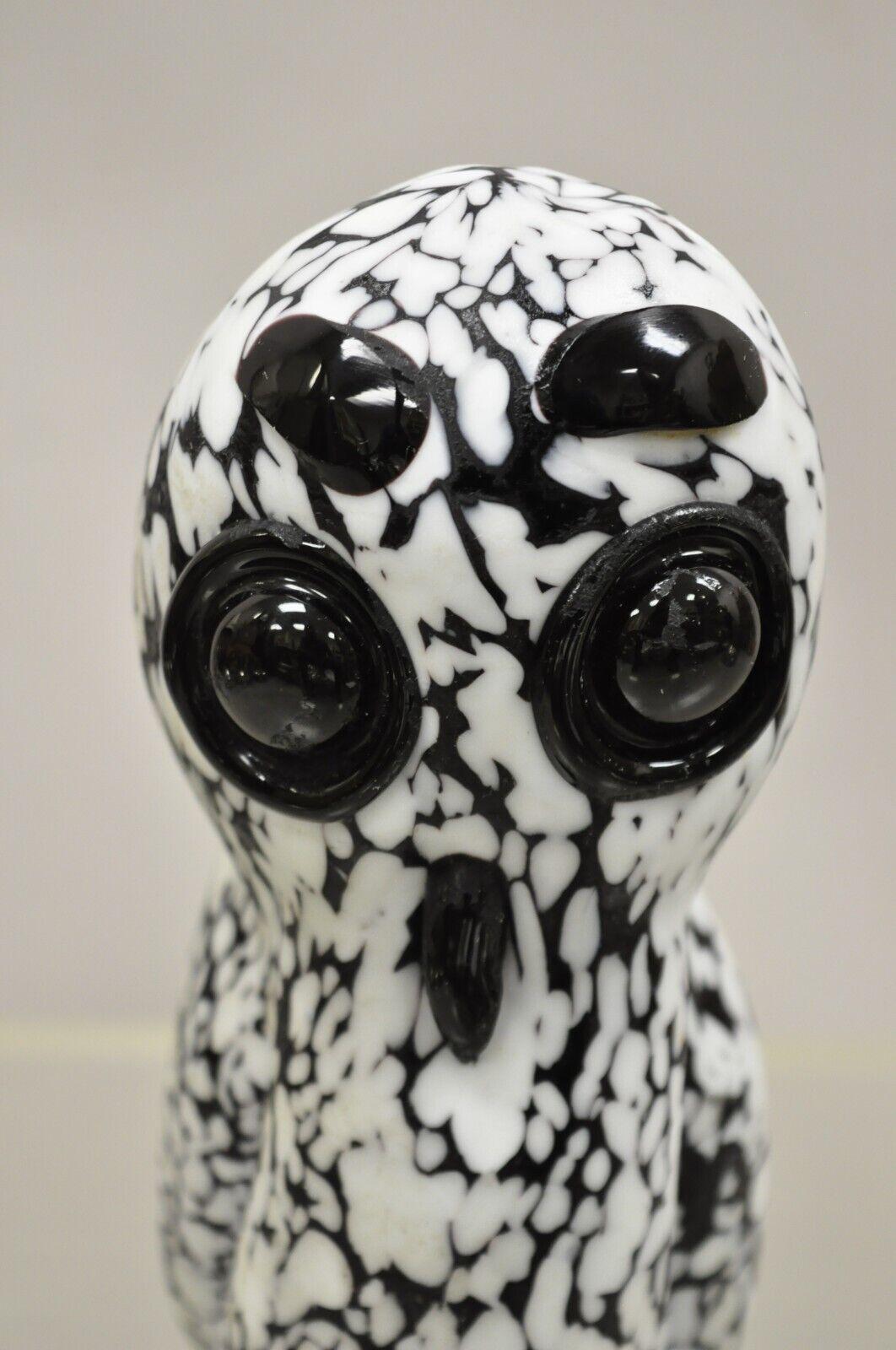 Vtg Italian Mid Century Heavy Art Glass Owl Figure Paperweight Black and White In Good Condition For Sale In Philadelphia, PA