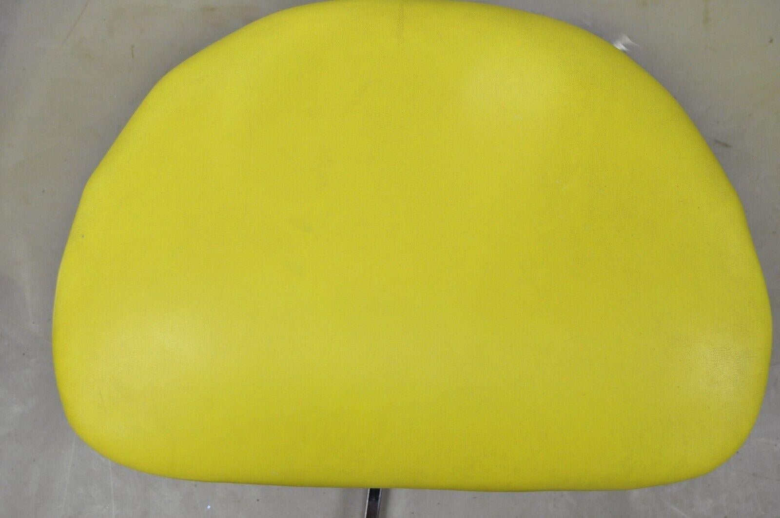 Vtg Jansko Clear Sculpted Lucite Mid-Century Modern Yellow Vinyl Swivel Chair In Good Condition For Sale In Philadelphia, PA