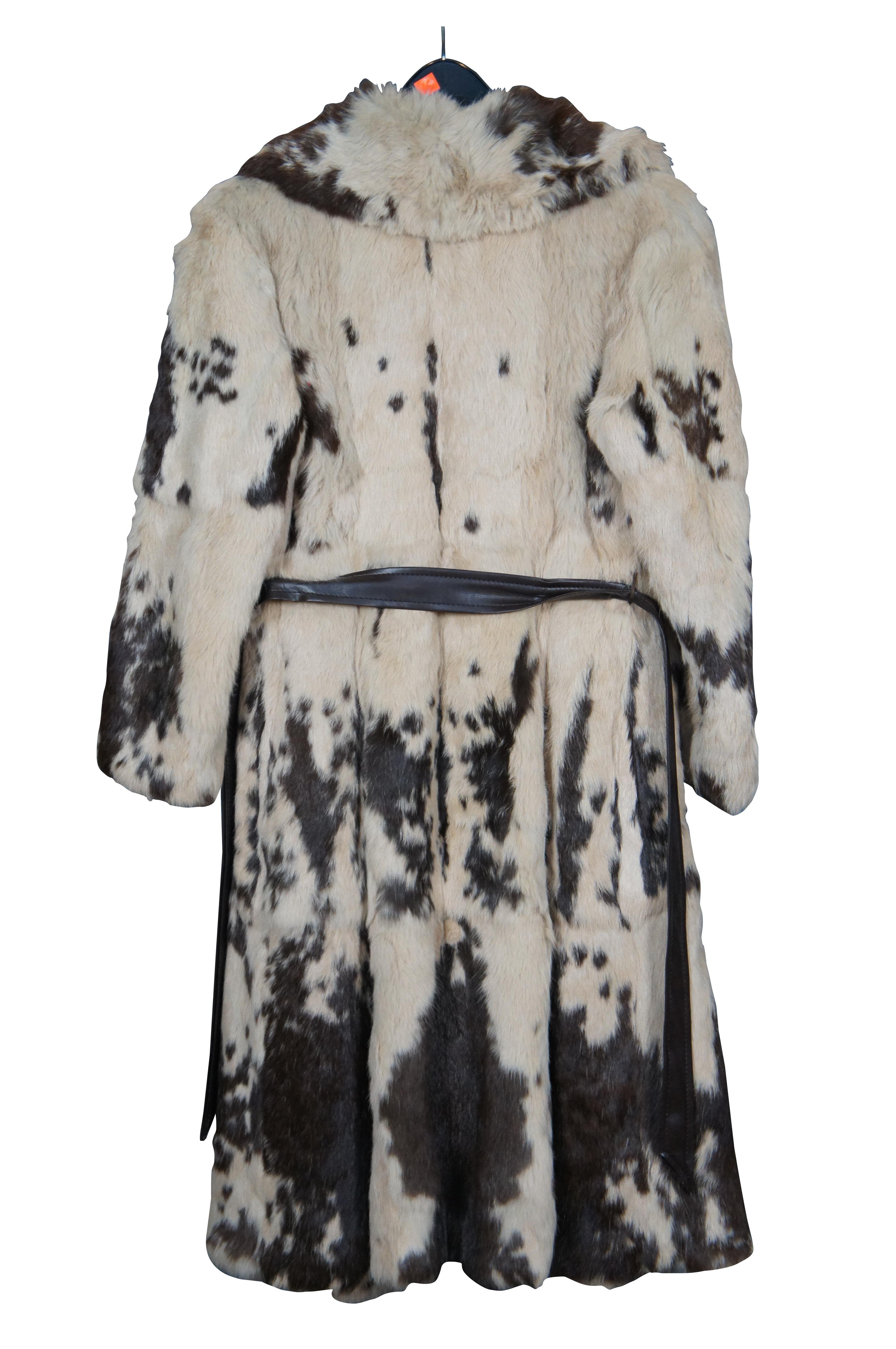 Vtg Korean Full Length Brown & White Angus Cowhide Fur Coat Womens Jacket In Good Condition For Sale In Dayton, OH