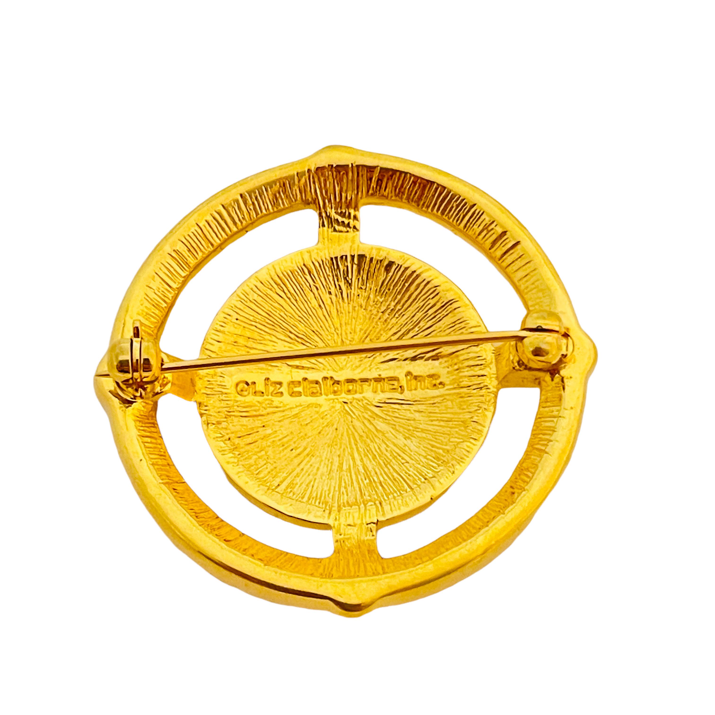 Broche de défilé Vtg LIZ CLAIBORNE en or avec logo rond de créateur Bon état - En vente à Palos Hills, IL