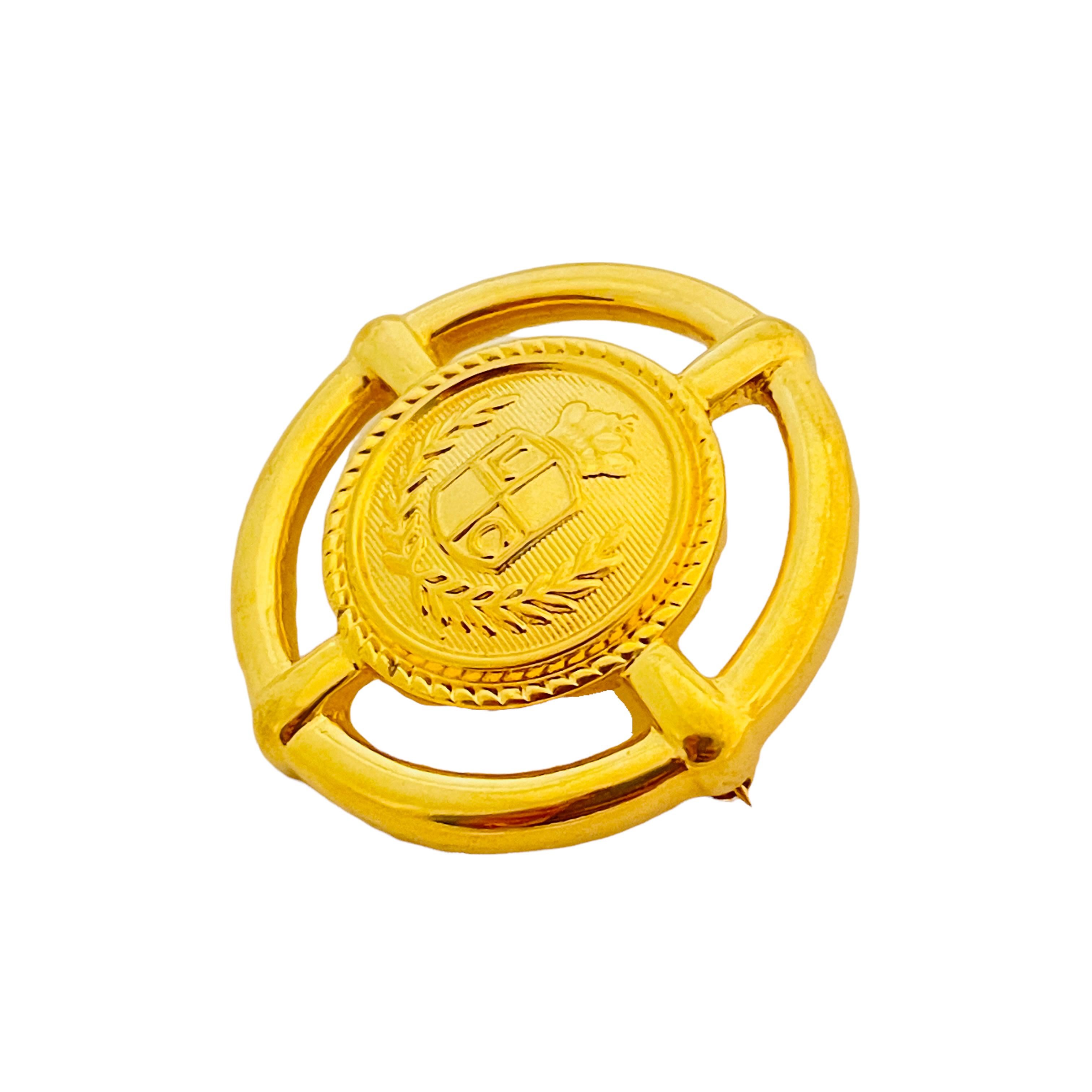 Broche de défilé Vtg LIZ CLAIBORNE en or avec logo rond de créateur Unisexe en vente