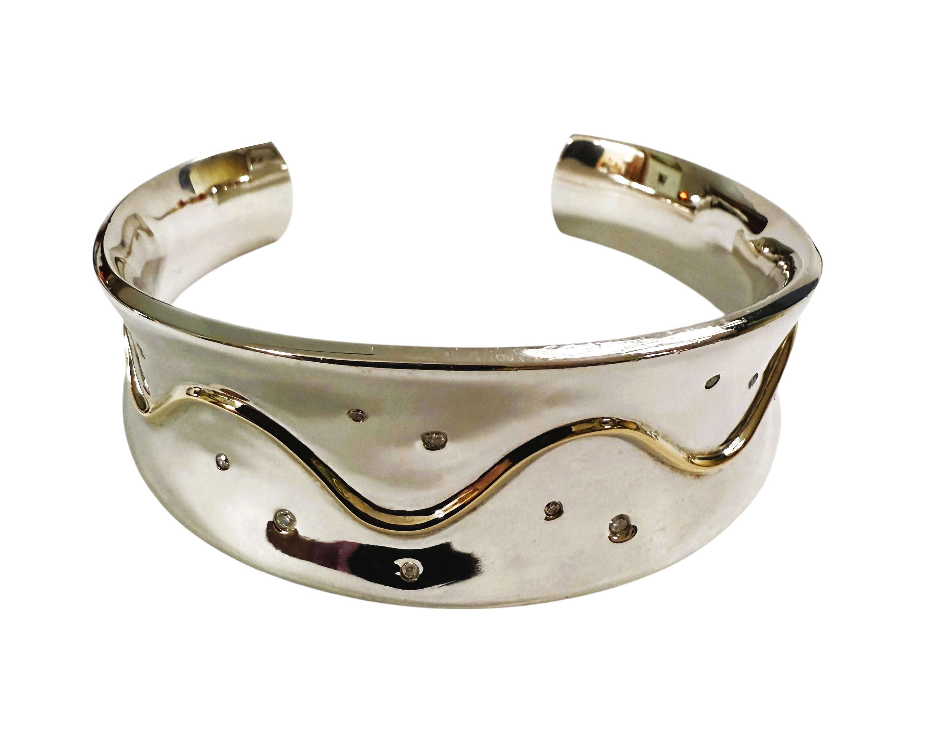 ¡Es un hallazgo tan raro!  Este brazalete está en su caja original y se encuentra en perfecto estado.  Estaba muy cuidada.  La caja de la pulsera está un poco estropeada por el paso del tiempo, pero estoy segura de que quien la compre apreciará