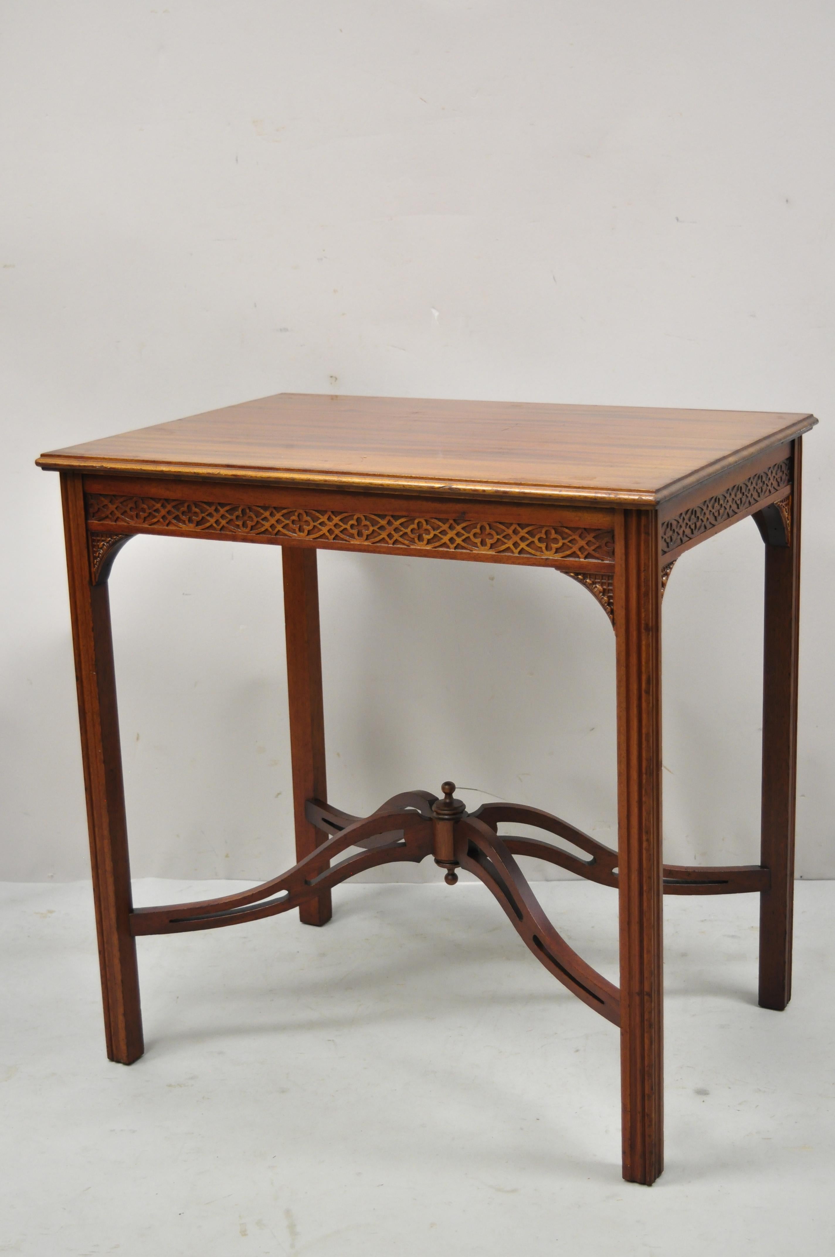 Vintage mahogany Chinese Chippendale fretwork accent lamp side table by Elite Furniture. Item features carved fretwork skirt, cross stretcher base with finial, beautiful wood grain, original label, very nice antique item, quality American