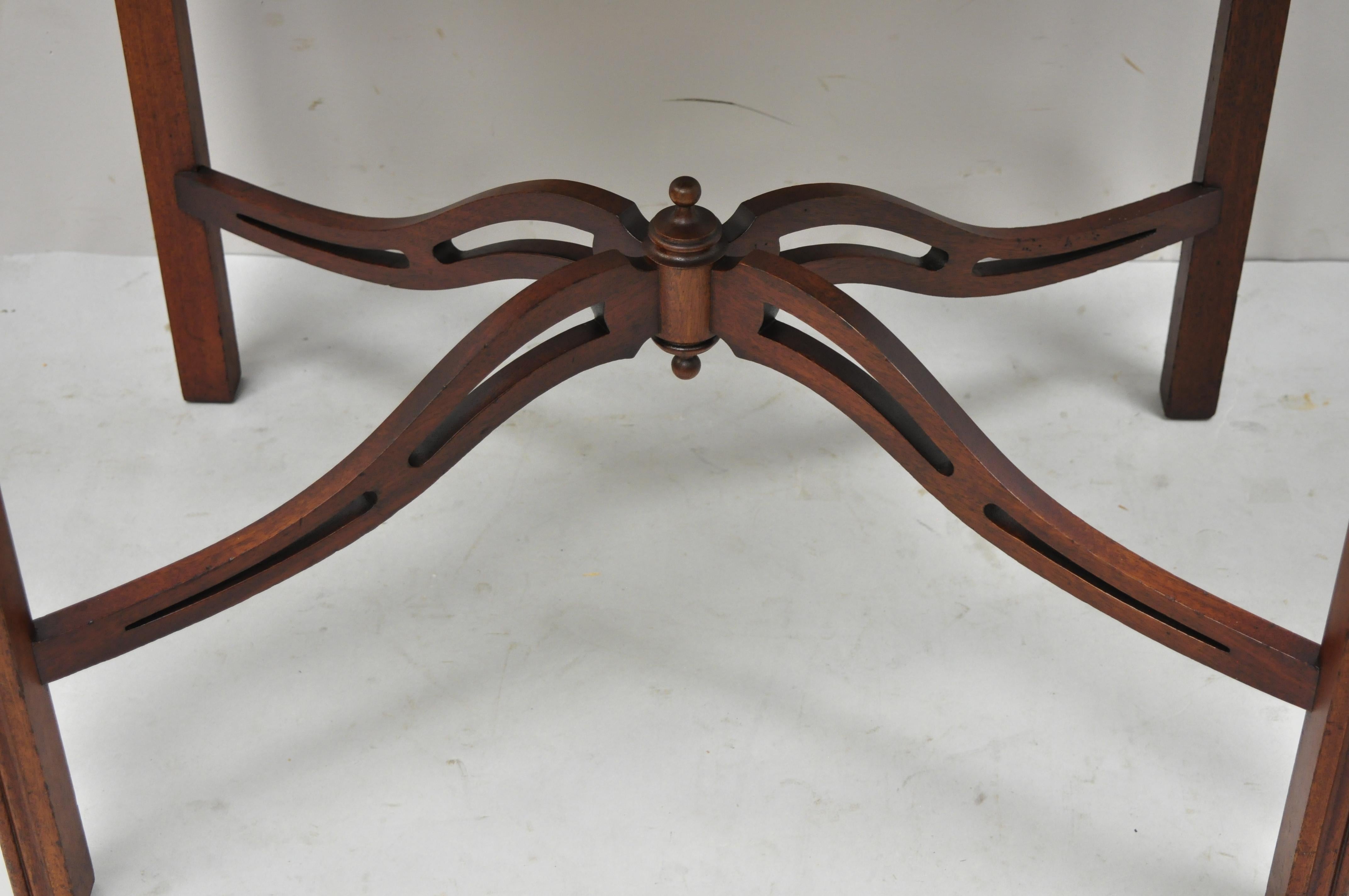 20th Century Vtg Mahogany Chinese Chippendale Fretwork Accent Lamp Side Table Elite Furniture