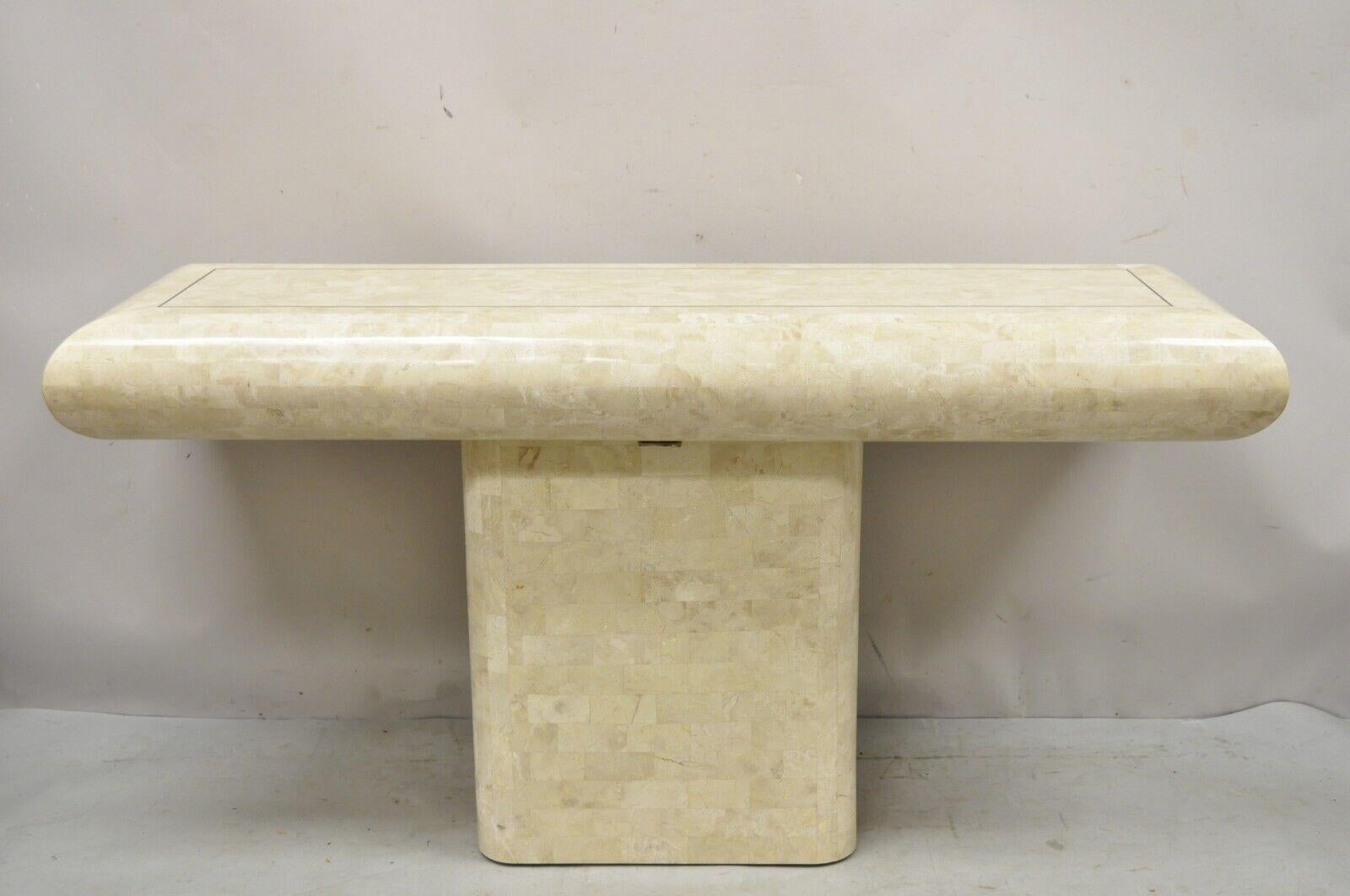 Vintage Maitland Smith Tessellated Stone Inlay Modern Pedestal Console Hall Table. Cette pièce présente une incrustation de garniture en laiton, une incrustation de marqueterie de pierre tessellée, une base sur piédestal, des lignes modernistes