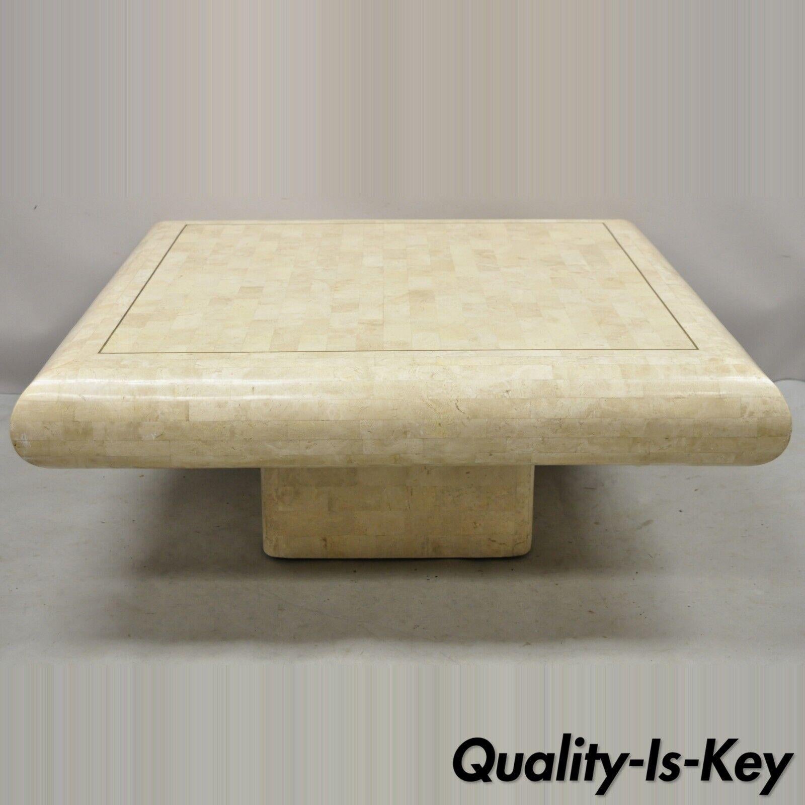 Vintage Maitland Smith Table basse carrée moderne avec incrustation de pierres tessellées. L'article est doté d'une garniture en laiton, d'une marqueterie de pierre tessellée, d'une base sur piédestal, de lignes modernistes épurées, d'un style et