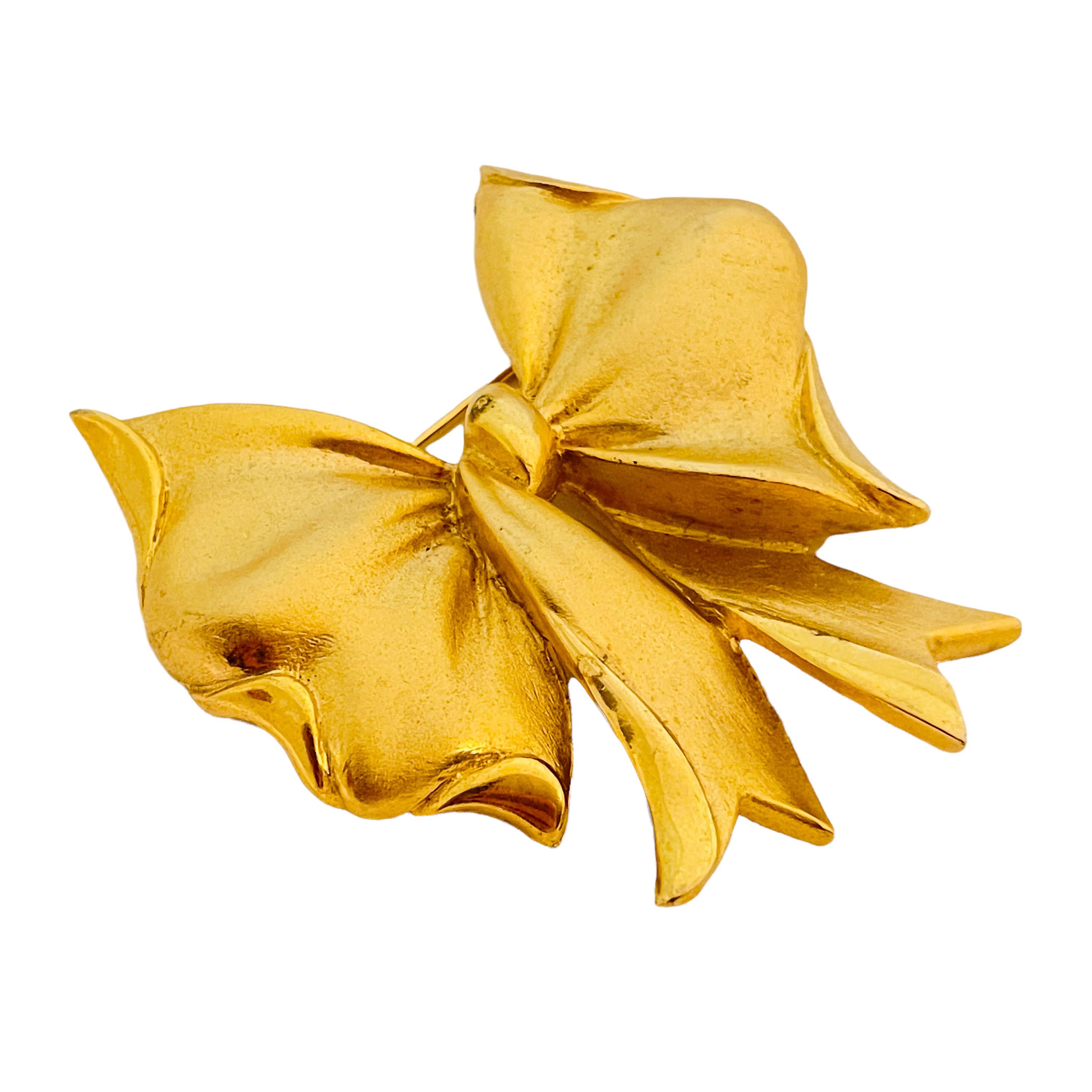Vtg matte gold bow designer runway brooch For Sale 1