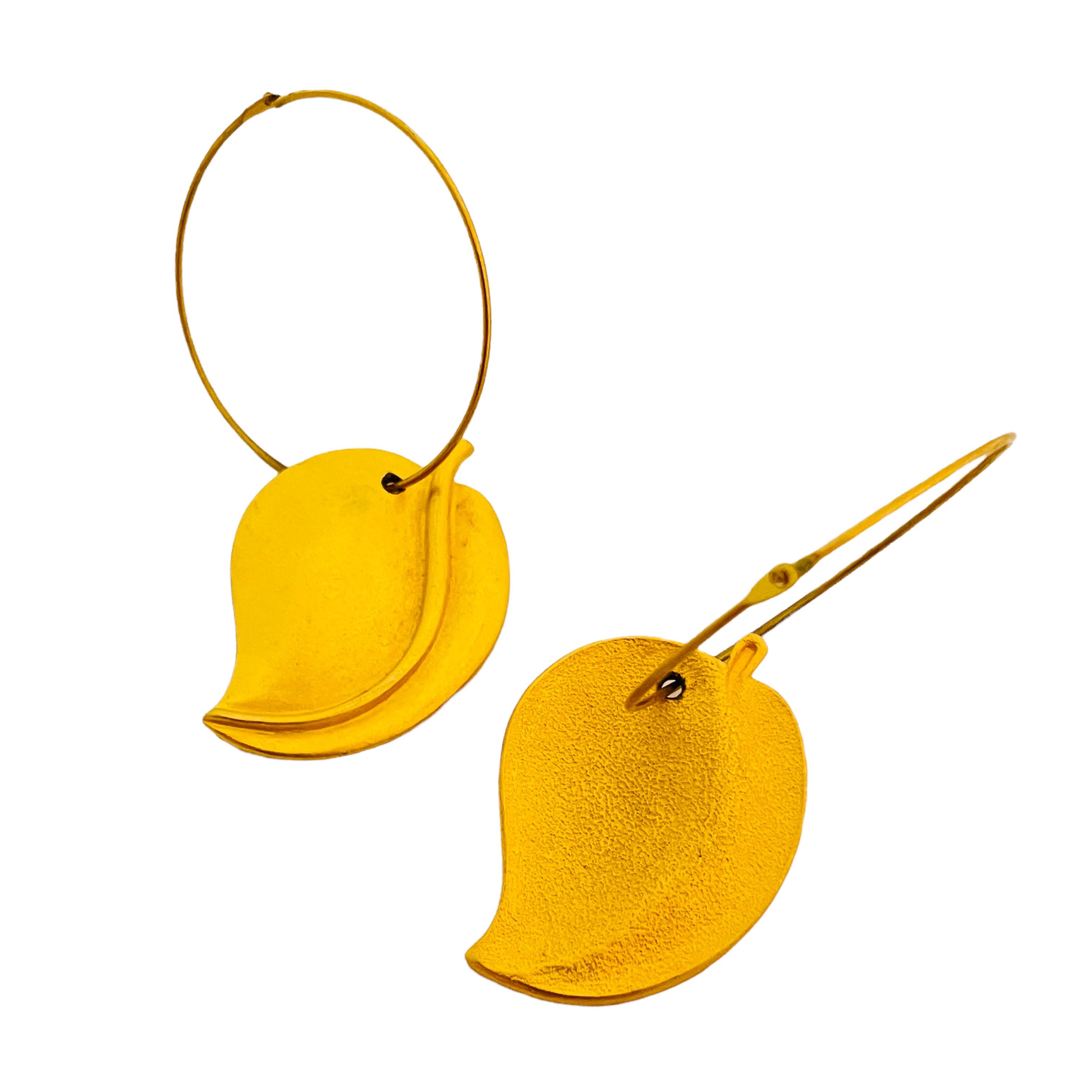 Vtg matte gold leaf designer runway dangle hoop earrings In Good Condition For Sale In Palos Hills, IL