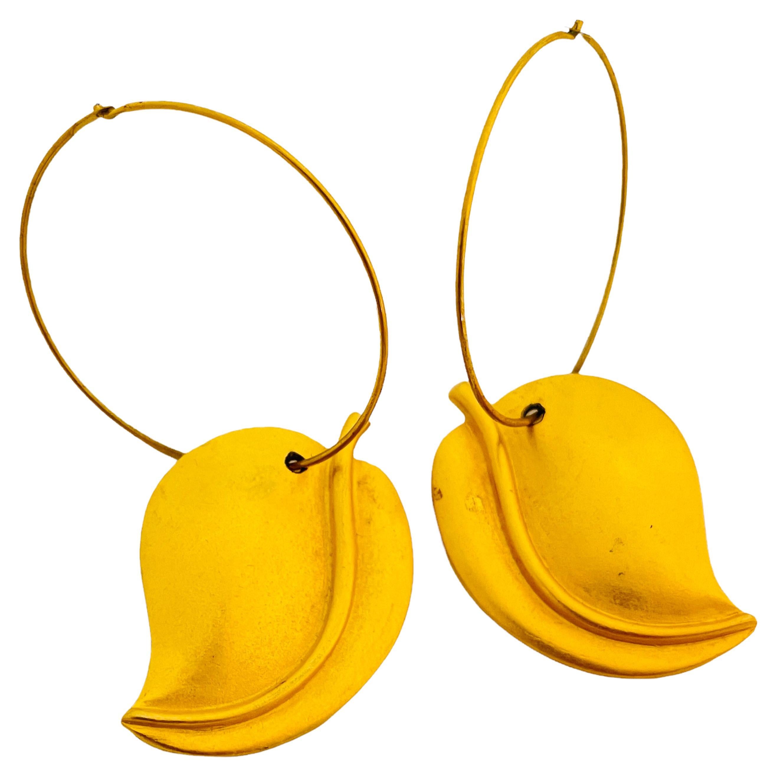 Vtg matte gold leaf designer runway dangle hoop earrings For Sale