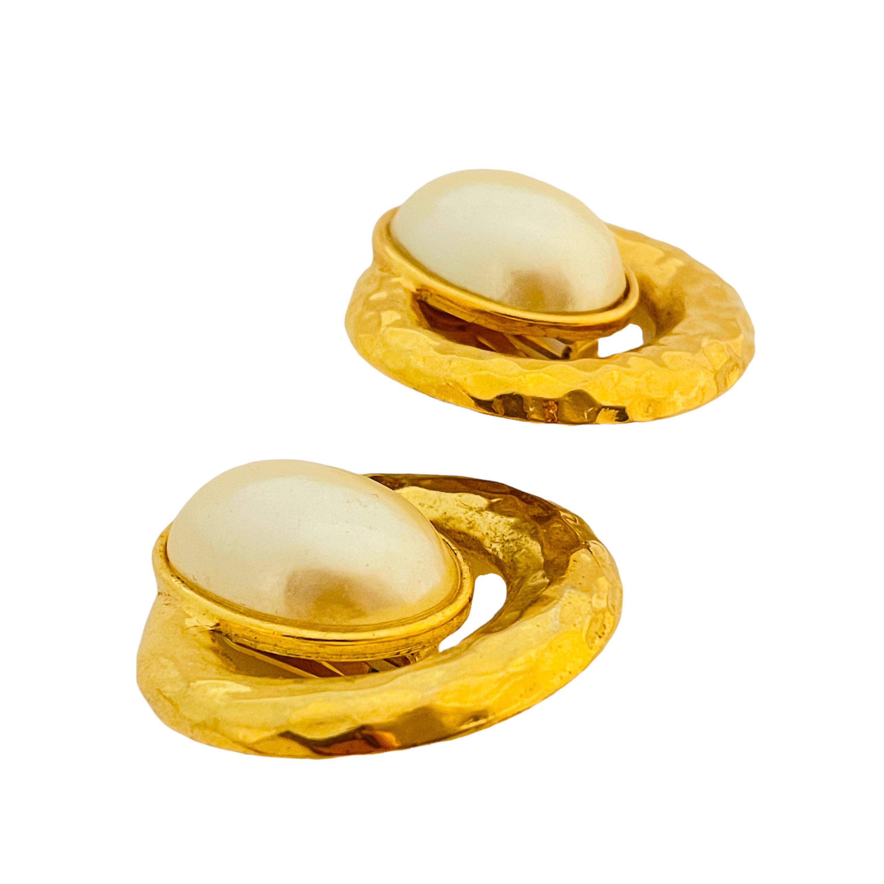 Women's or Men's Vtg matte gold pearl clip on earrings designer runway For Sale
