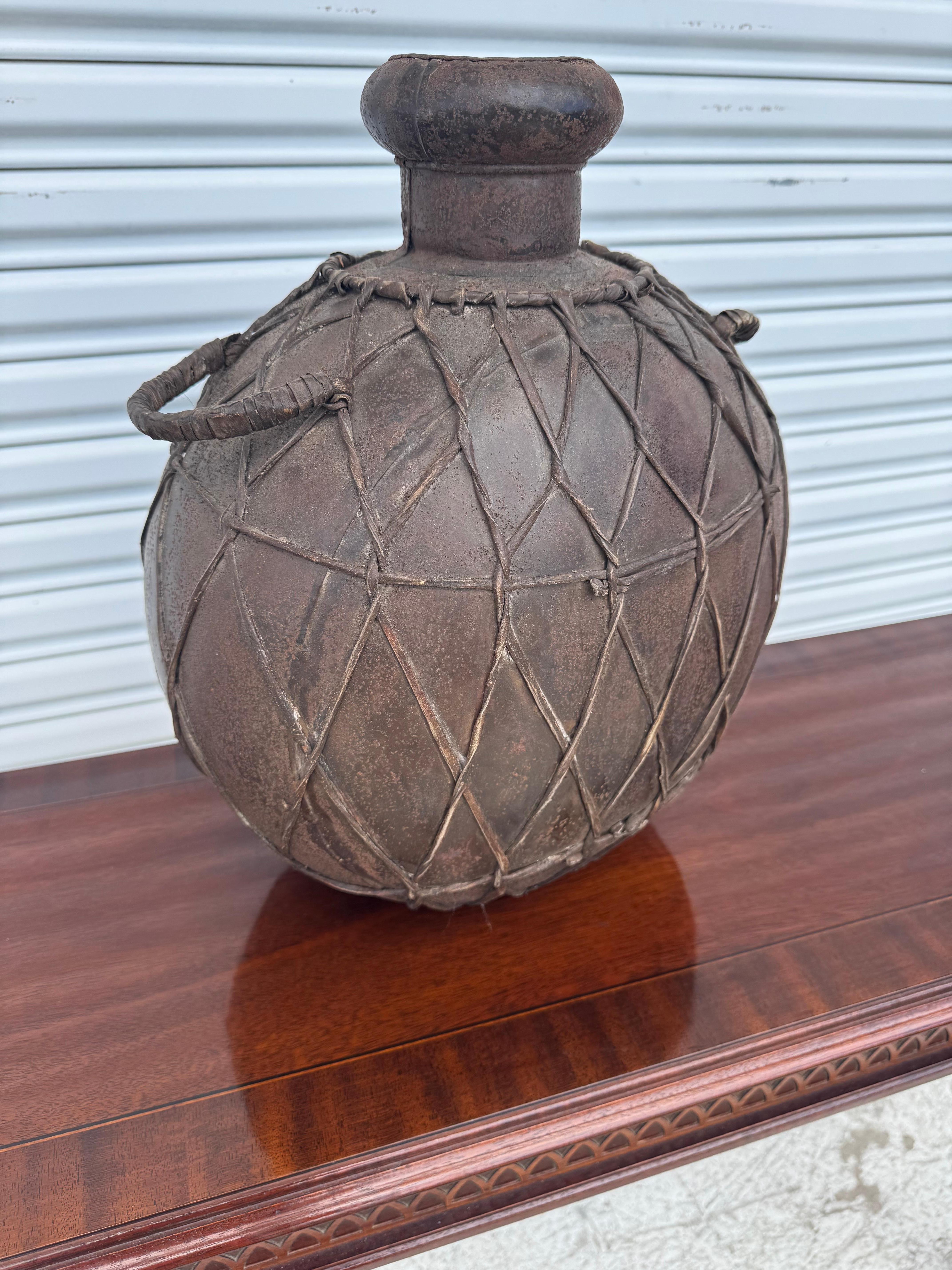 Vtg Metal Double Handed Jug Bon état - En vente à Pasadena, TX