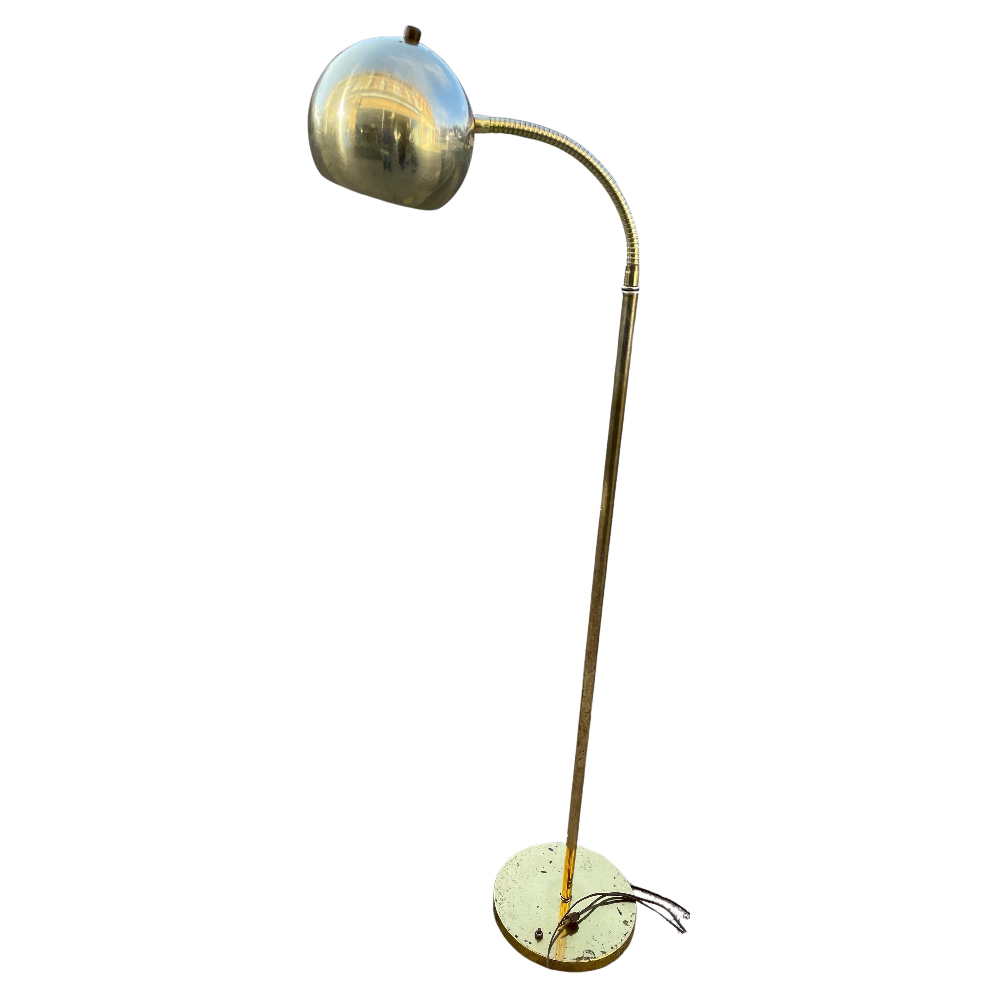 Vtg Mid Century Brass Plated Gooseneck Floor Lamp Working  en vente