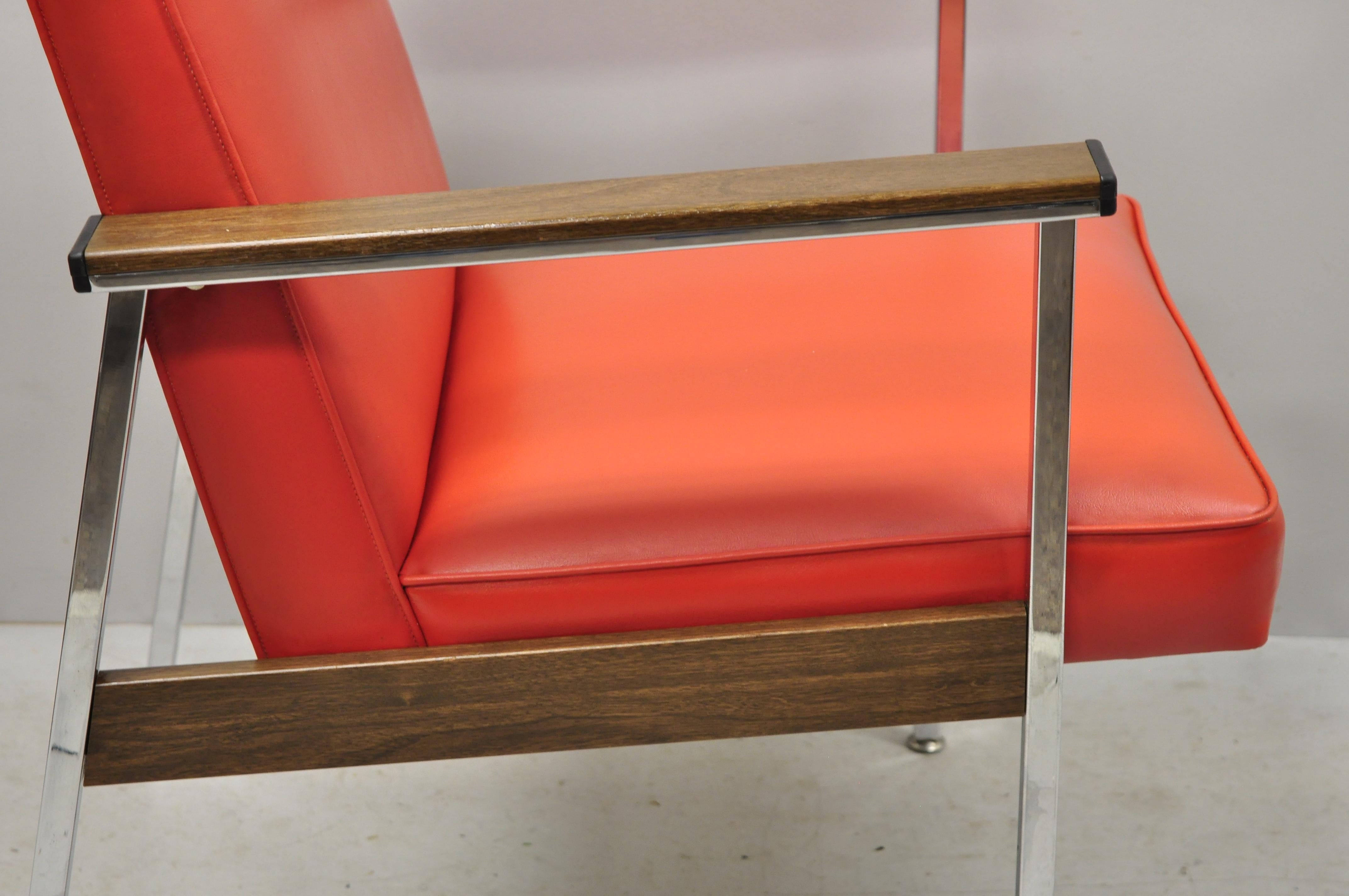 Mid-Century Modern America Office Lounge Armchair Red Vinyl by Designcraft In Good Condition In Philadelphia, PA