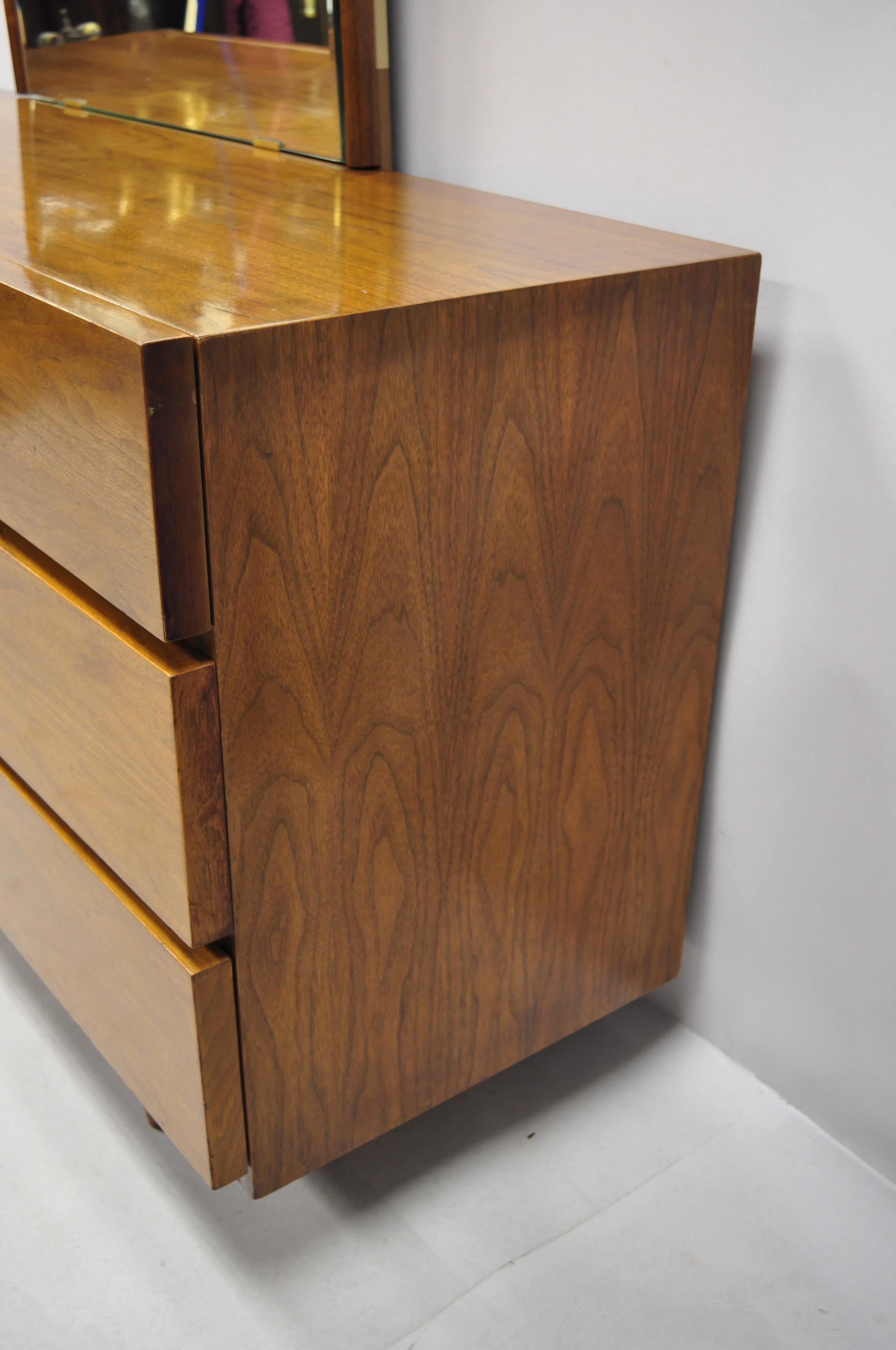 Mid-Century Modern American of Martinsville Walnut Dresser Credenza and Mirror 4