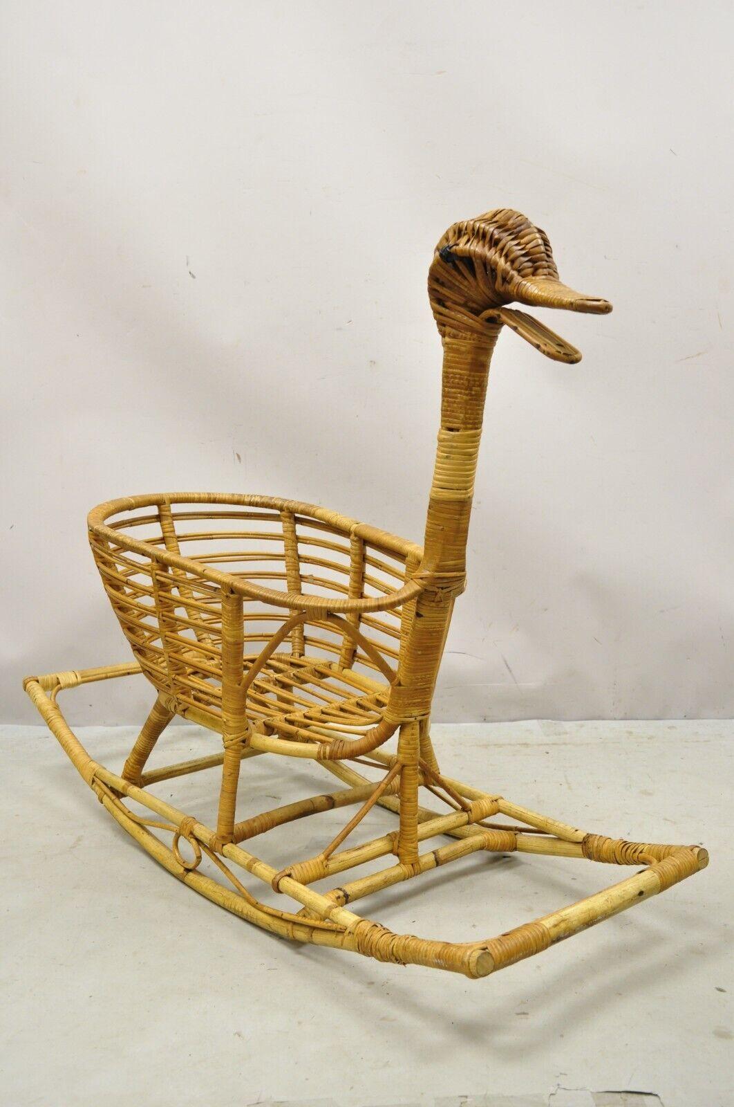 Vintage Mid Century Modern Wicker Rattan Figural Duck Rocker Bassinet Korb Krippe Pflanzenhalter. Circa Mitte des 20. Jahrhunderts. Abmessungen: 35