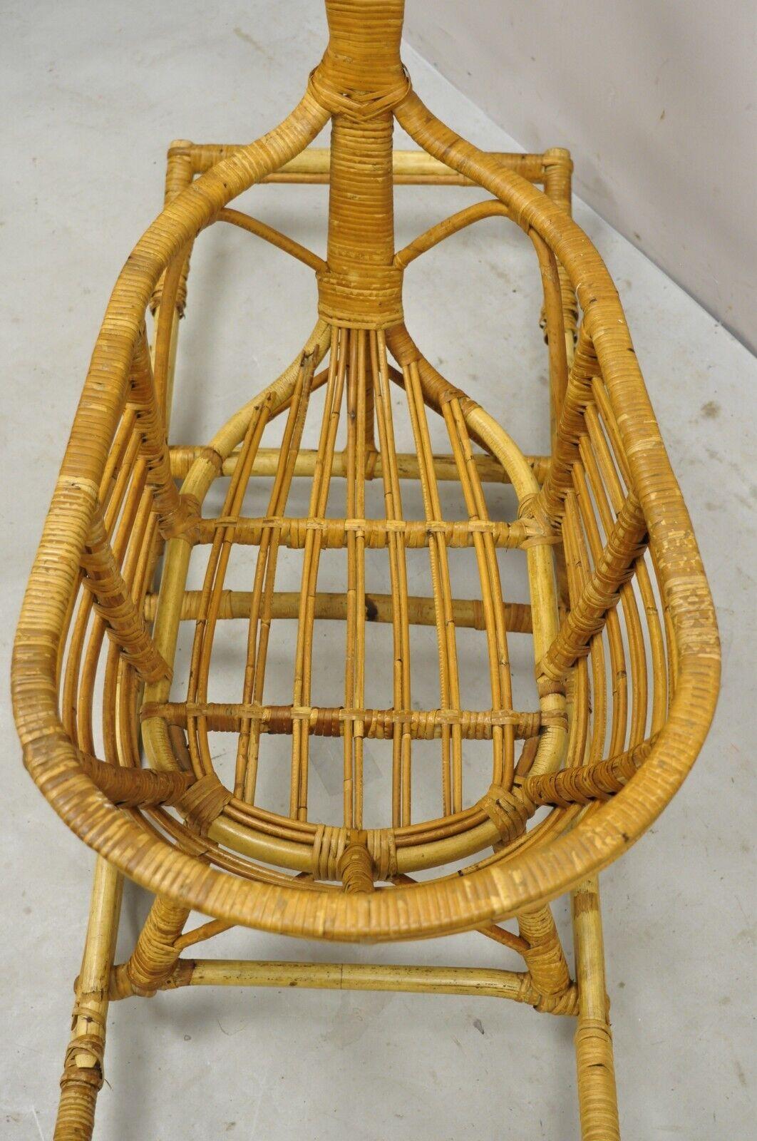 Vtg Mid-Century Modern Wicker Rattan Figural Duck Rocker Bassinet Basket Crib In Good Condition For Sale In Philadelphia, PA