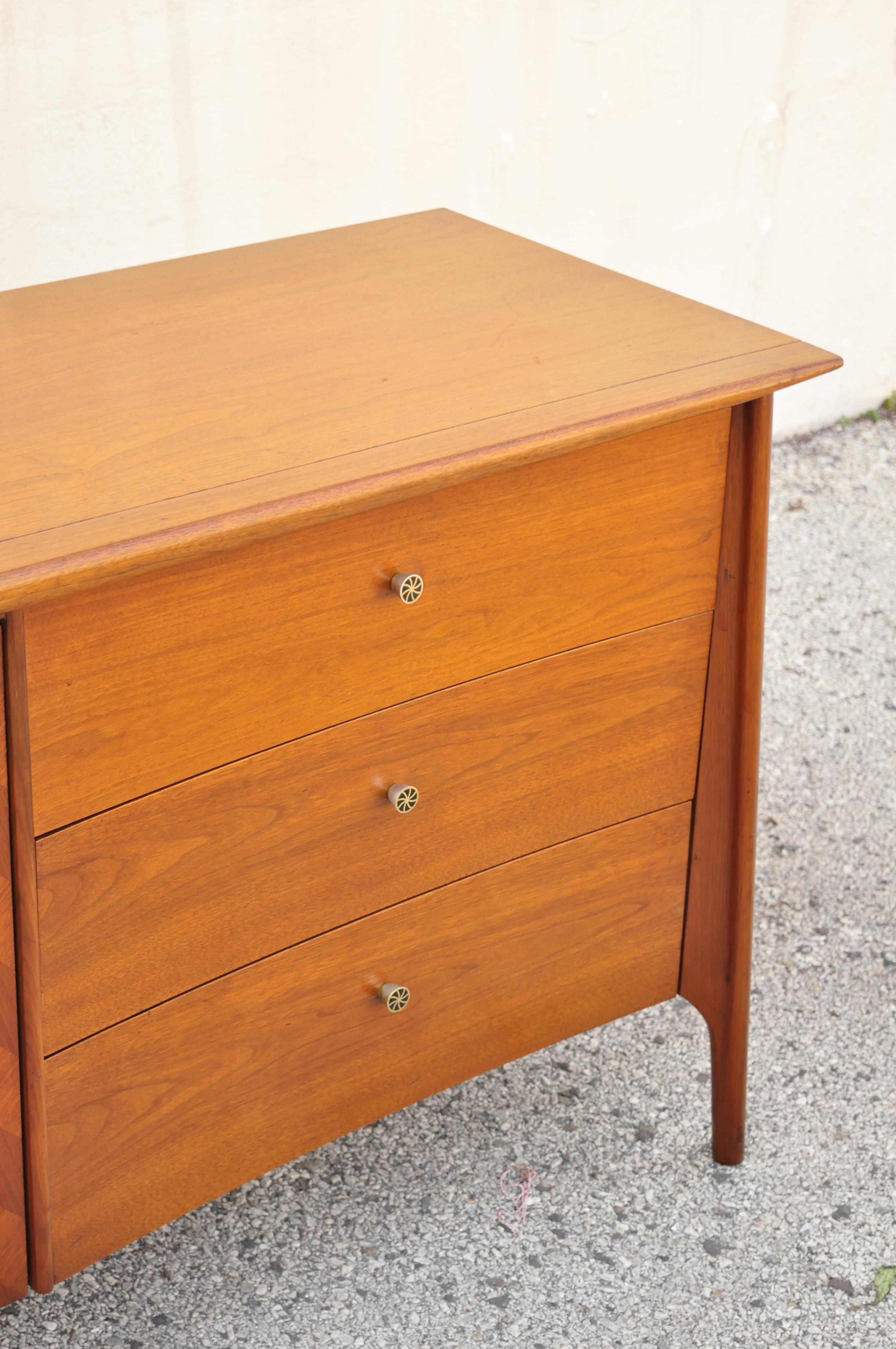 Vtg Mid Century Sculpted Walnut Credenza Cabinet Dresser Marquetry Inlay Door In Good Condition In Philadelphia, PA