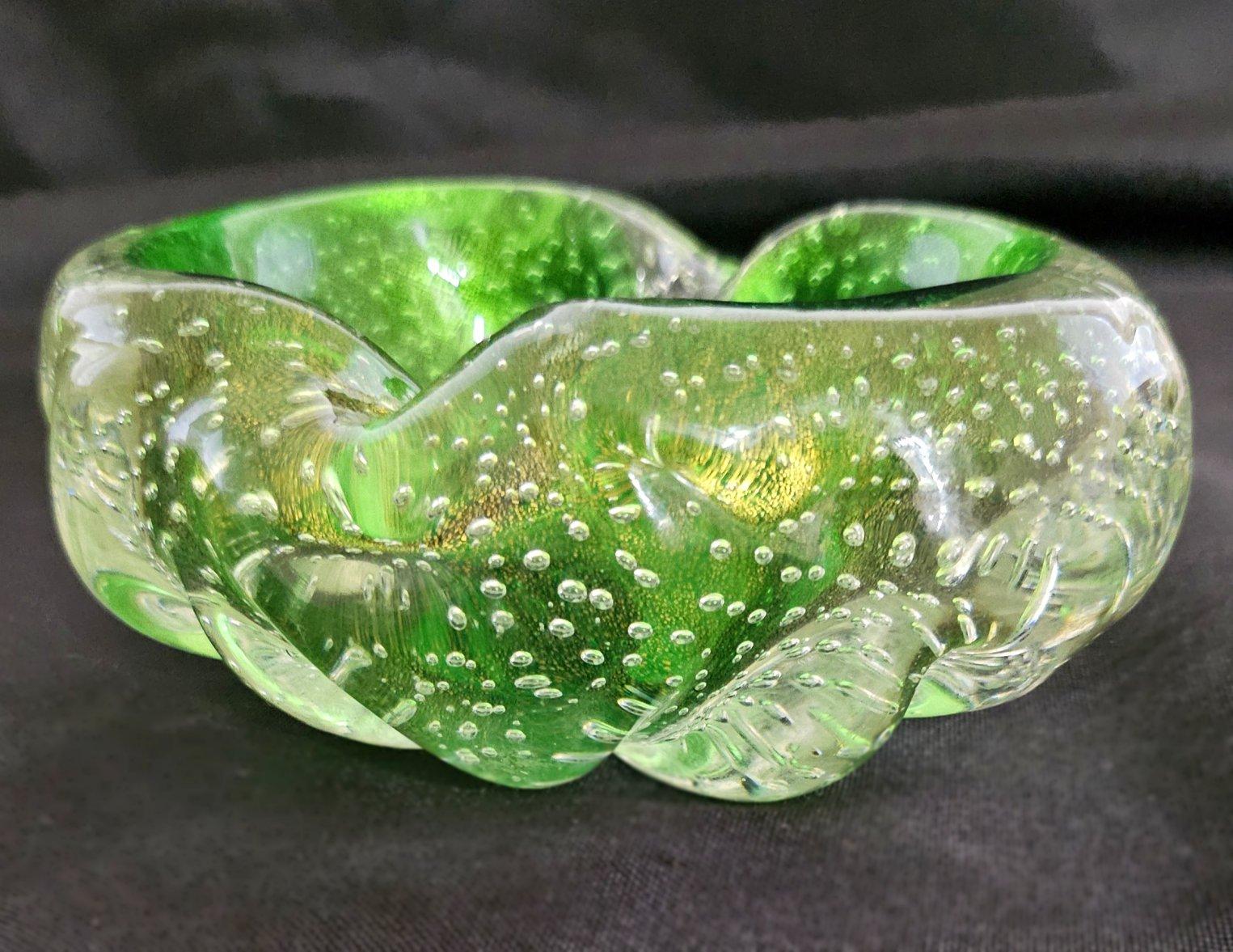 Vtg Murano Glass Bugne Ashtray, Bullicante, Subtle Gold Polveri, Barovier & Toso 
Very good vintage condition. No chips or cracks.
Measures about 5.25 x 4.5 x 2 inches.

In some environments it looks mostly green; in others the gold dust shows more