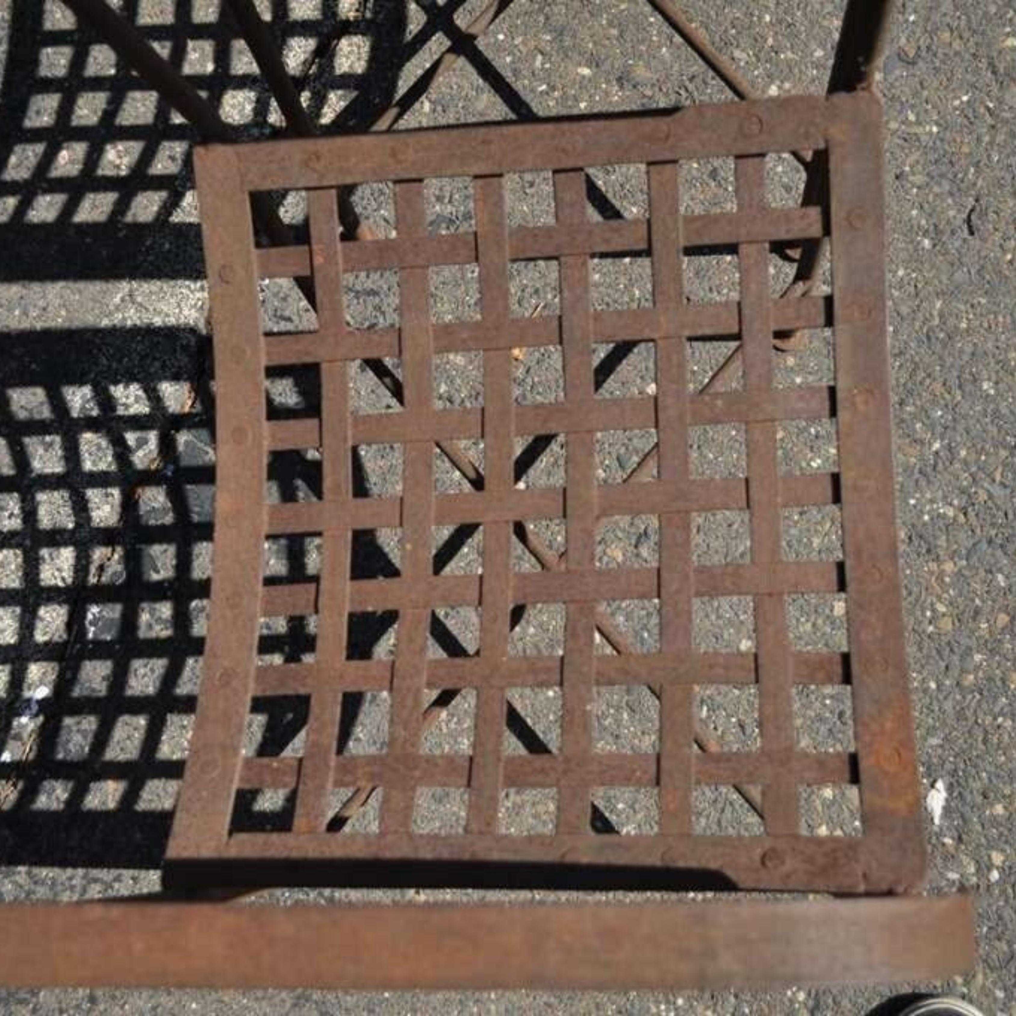 Vtg Neoclassico stile Reggenza in ferro a forma di X con braccioli da giardino - una coppia in vendita 1