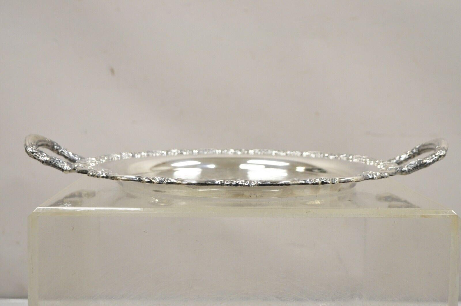 Vintage Oneida Victorian Style Round Silver Plated Serving Platter Tray with Raised Handles. Circa Mid to Late 20th Century.
Mesures :  2