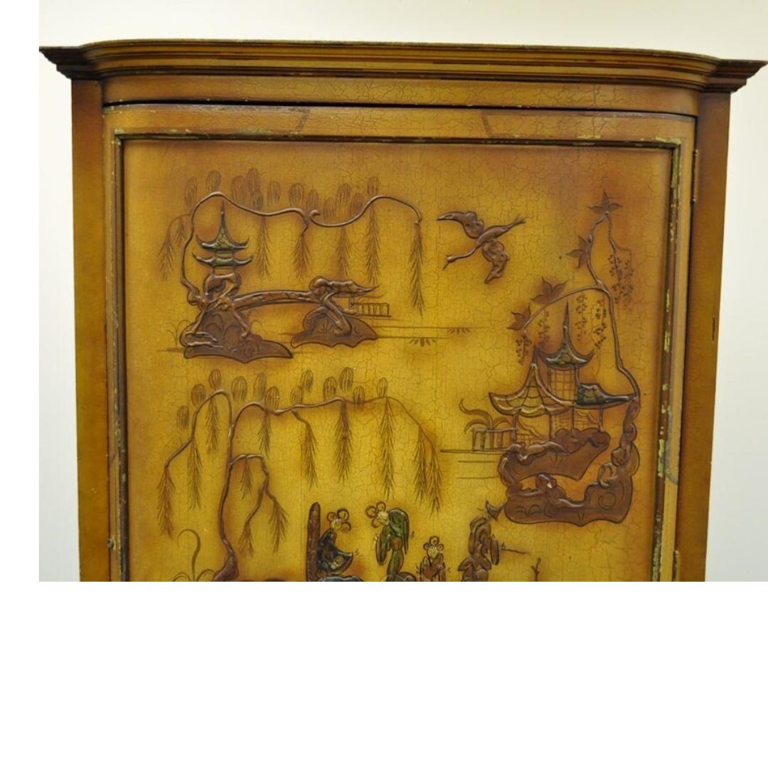 Auffälliger & einzigartiger Vintage Oriental Lacquered Storage Cabinet. Das Stück verfügt über hübsche, reliefartig gemalte Figuren, eine gelbe Lackierung, eine verspiegelte Rückwand mit 2 Glasablagen und erhöhte Rollenbeine. Es sind Pflöcke für