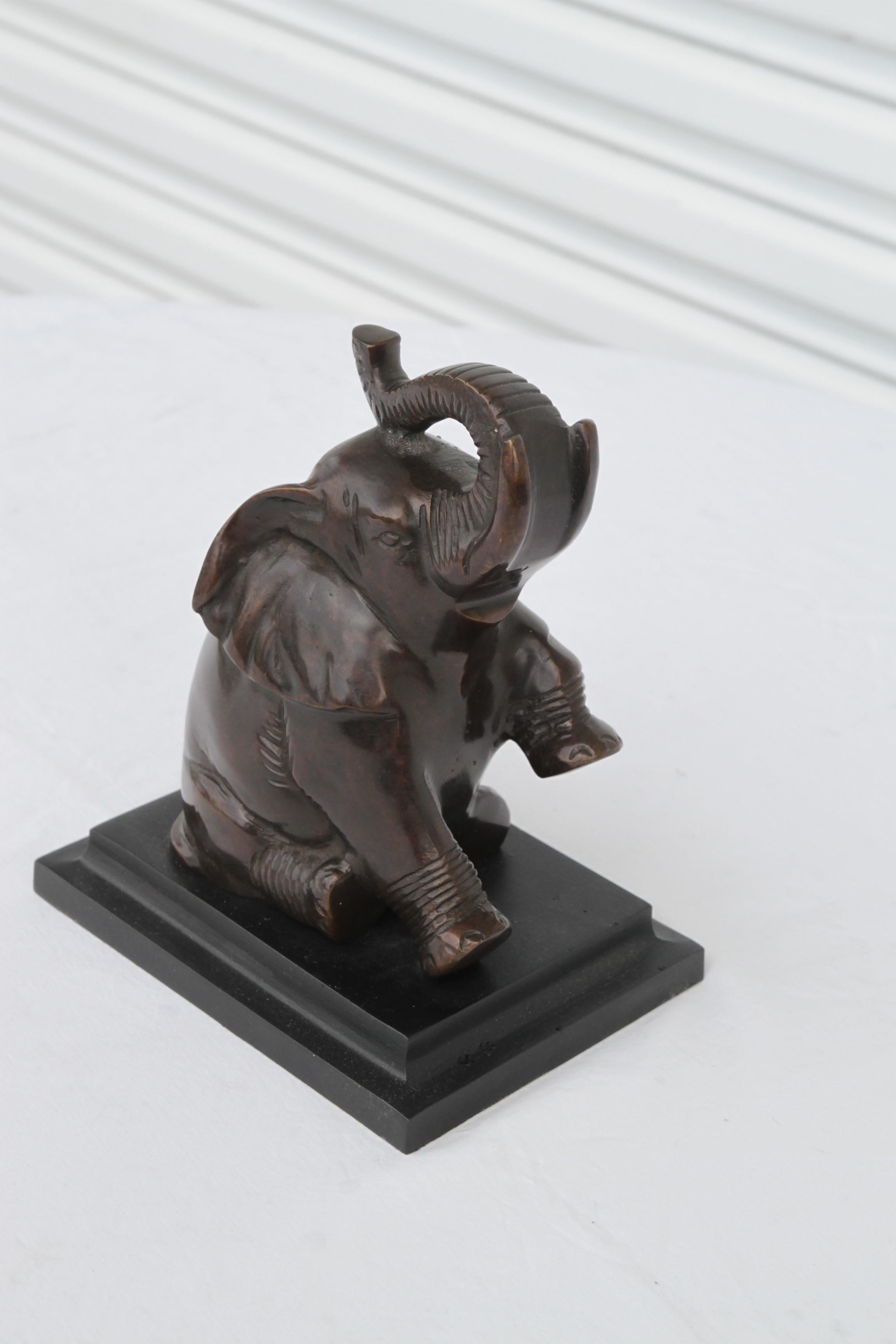 XX secolo Coppia ART DECO Baby Elephant BookEnds Vtg in metallo bronzato in vendita