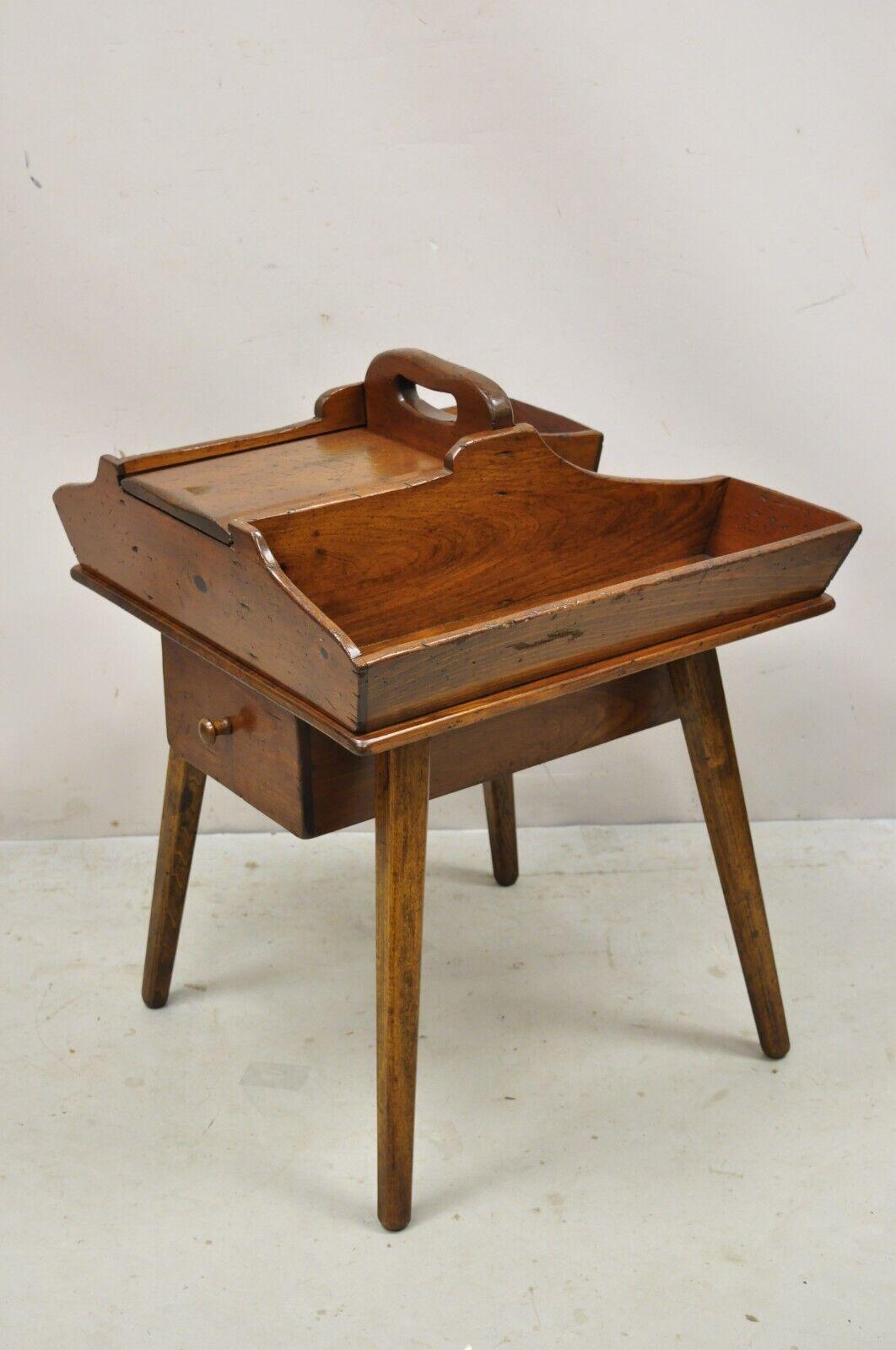 Vintage Kieferholz primitive Land rustikale Schuster Arbeit stehen Beistelltisch mit Schublade. Der Artikel verfügt über eine doppelseitige Schublade, ein aufklappbares Staufach, eine Konstruktion aus Massivholz, eine gealterte Oberfläche, ein sehr