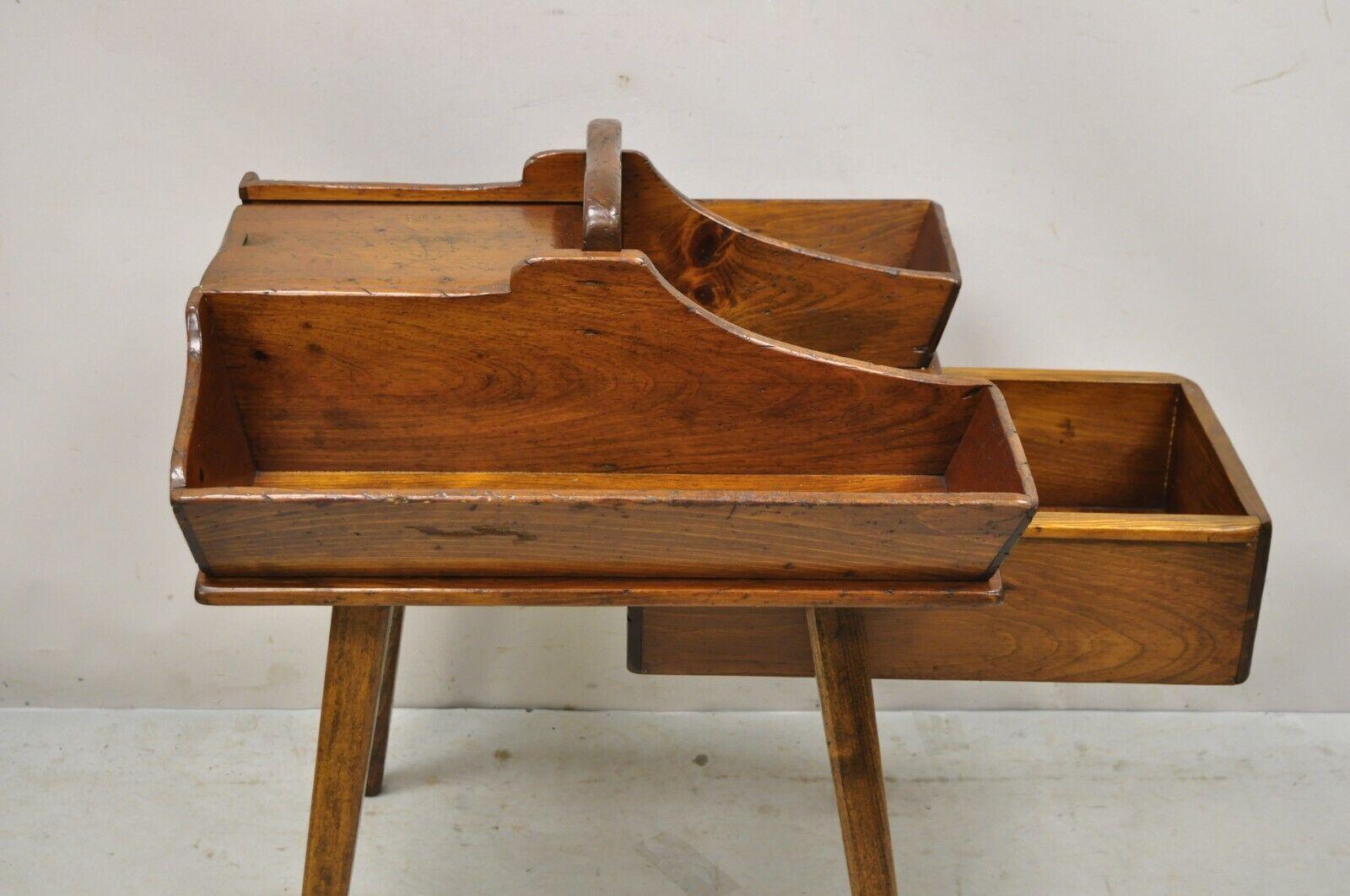 Table d'appoint rustique primitive en bois de pin avec tiroir de style campagnard Bon état - En vente à Philadelphia, PA