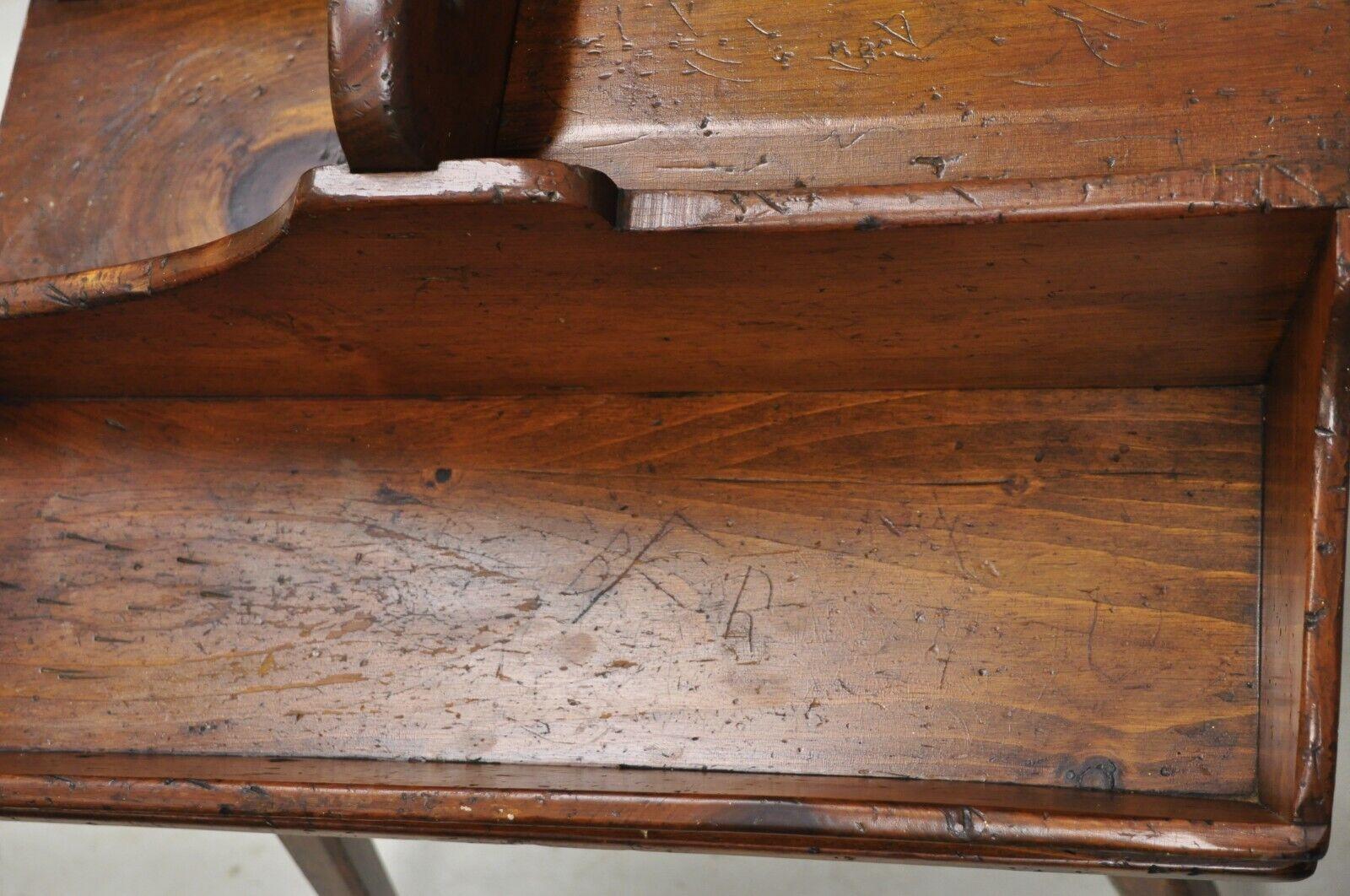 Table d'appoint rustique primitive en bois de pin avec tiroir de style campagnard en vente 3