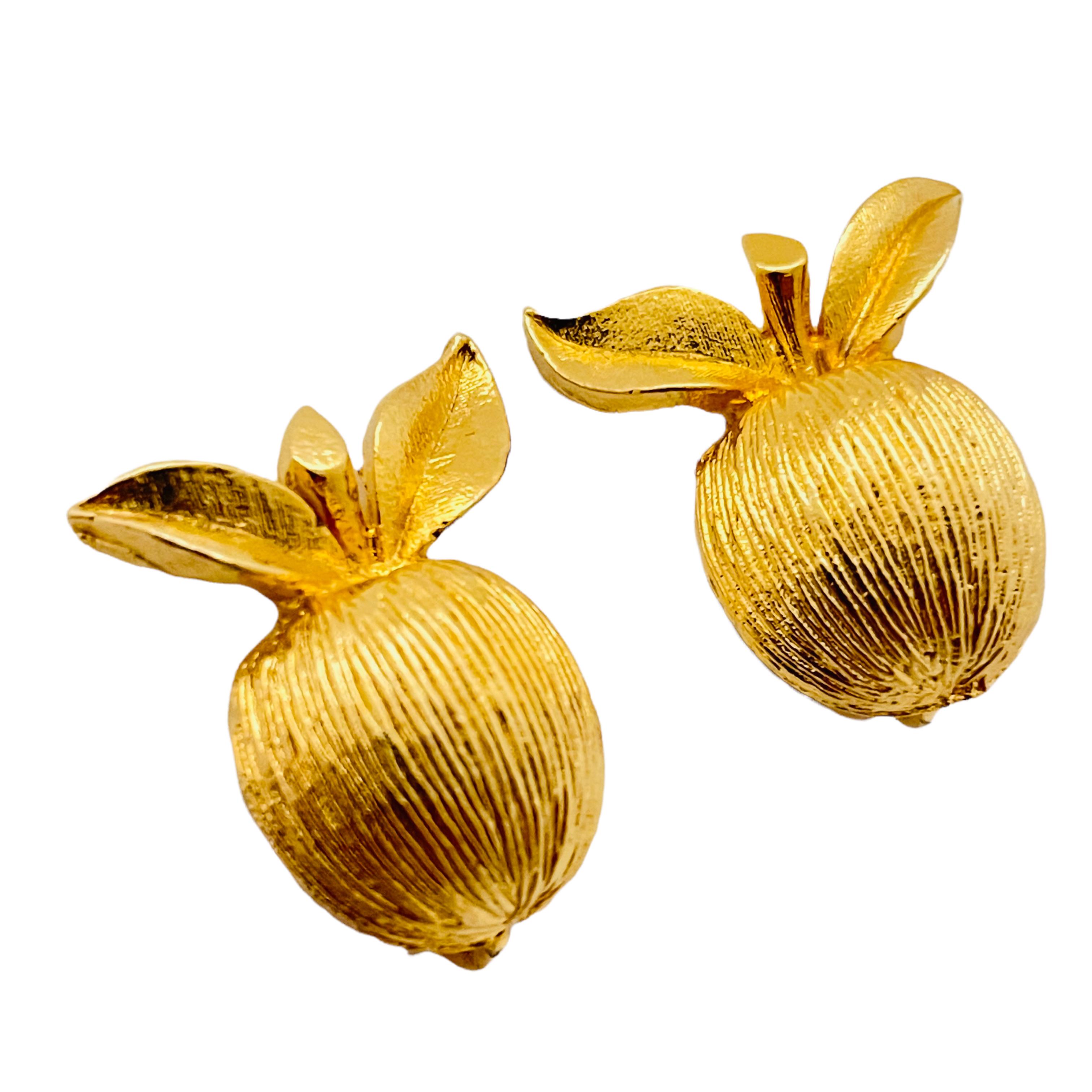 Vtg SARAH COVENTRY gold apple designer runway clip on earrings In Good Condition For Sale In Palos Hills, IL