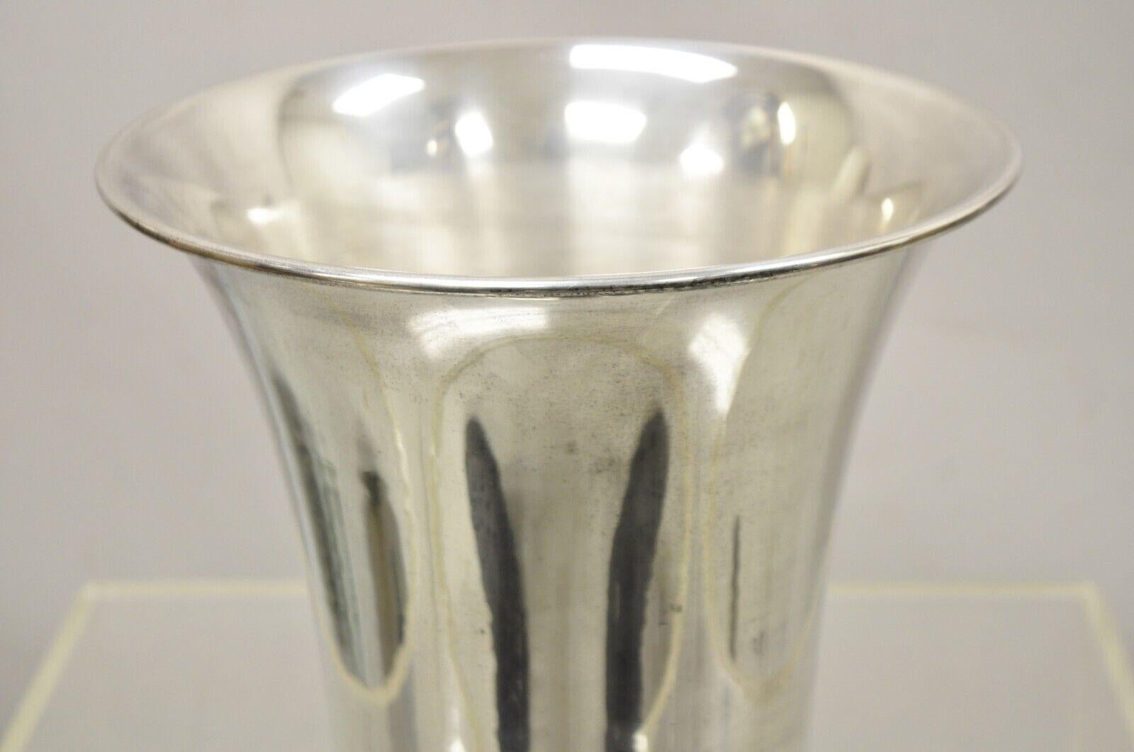 Vtg Silver Plated Modern Fluted Regency Style Champagne Chiller Wine Ice Bucket In Good Condition For Sale In Philadelphia, PA