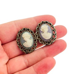 Vtg silver tone blue faux cameo clip on earrings