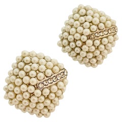 Boucles d'oreilles de designer en argent, perles et strass. 