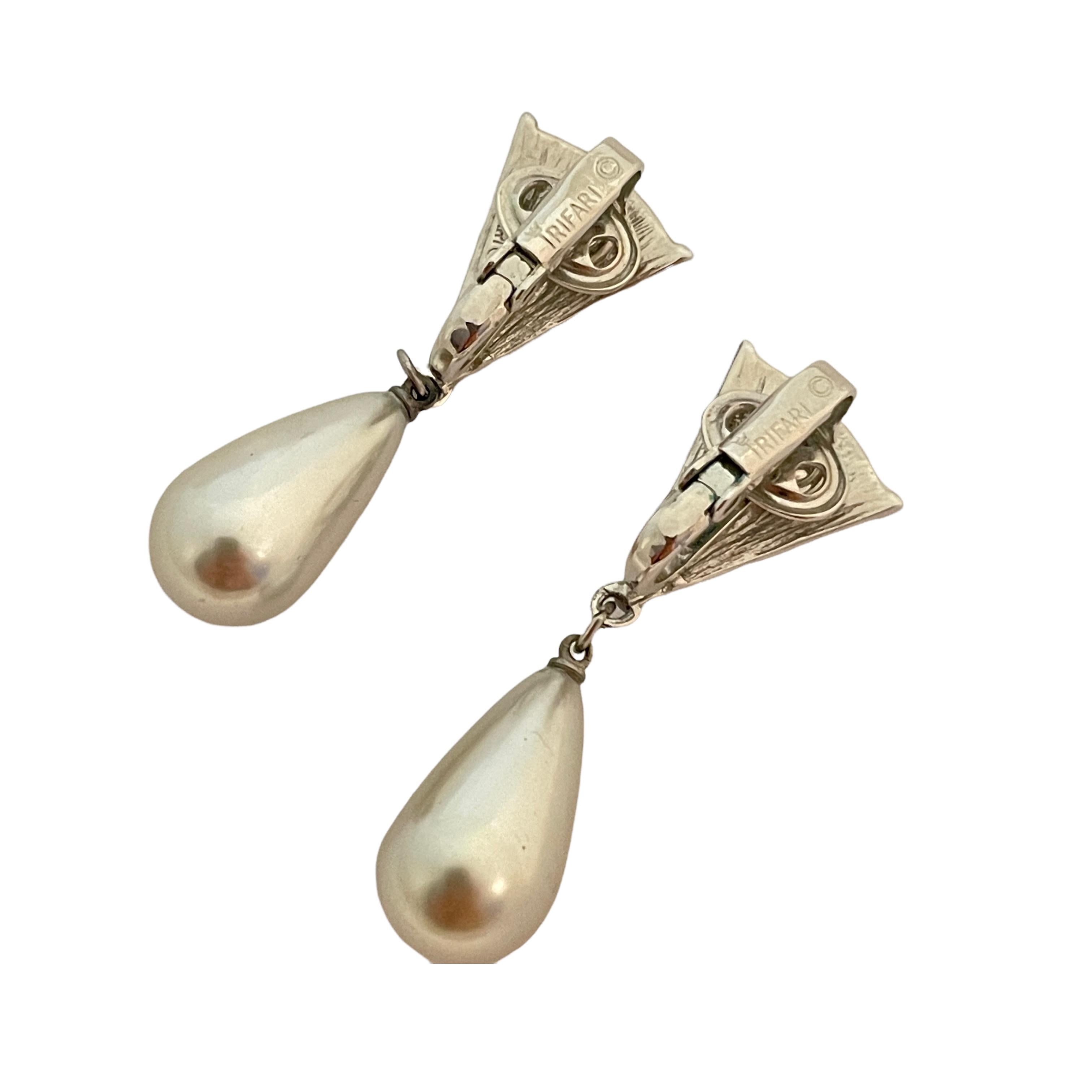 Vtg TRIFARI silver dangle pearl designer runway clip on earrings In Good Condition For Sale In Palos Hills, IL