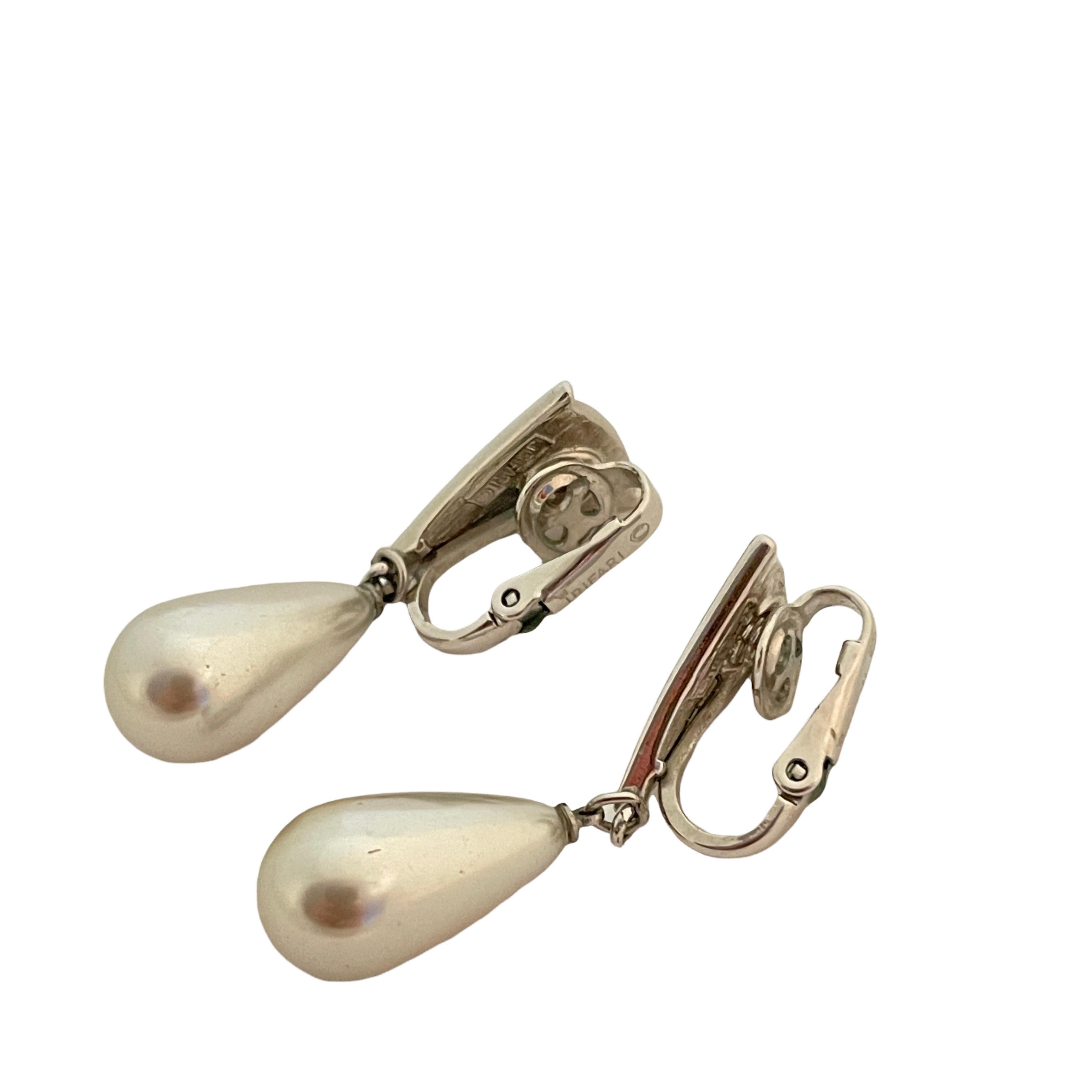 Women's or Men's Vtg TRIFARI silver dangle pearl designer runway clip on earrings For Sale