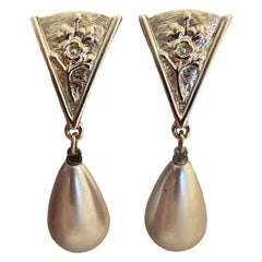 Vtg TRIFARI silver dangle pearl designer runway clip on earrings