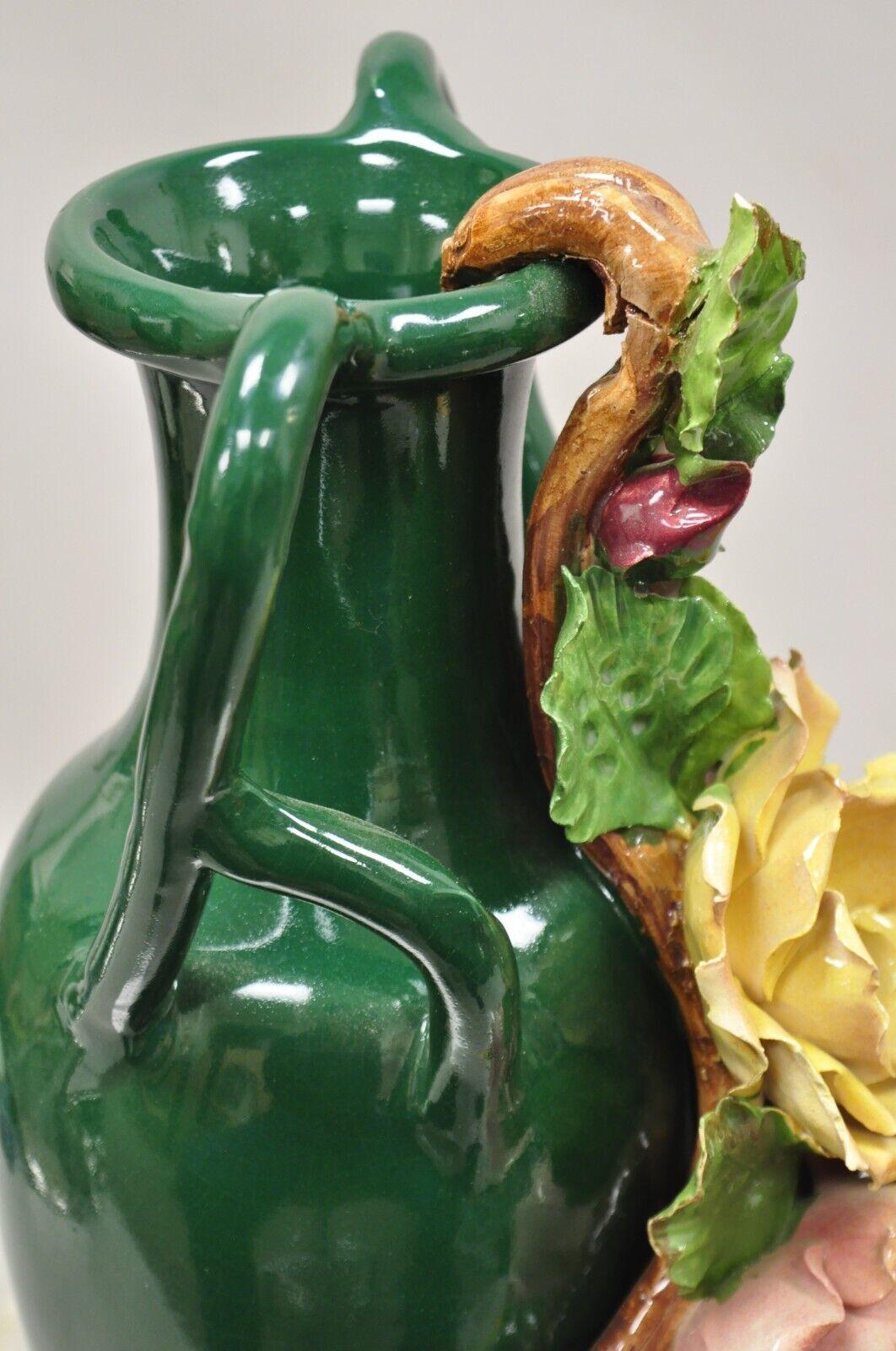 Grüne Capodimonte-Vase aus Keramik im viktorianischen Stil des Vtg-Stils mit rosa-gelben Blumen im Angebot 6