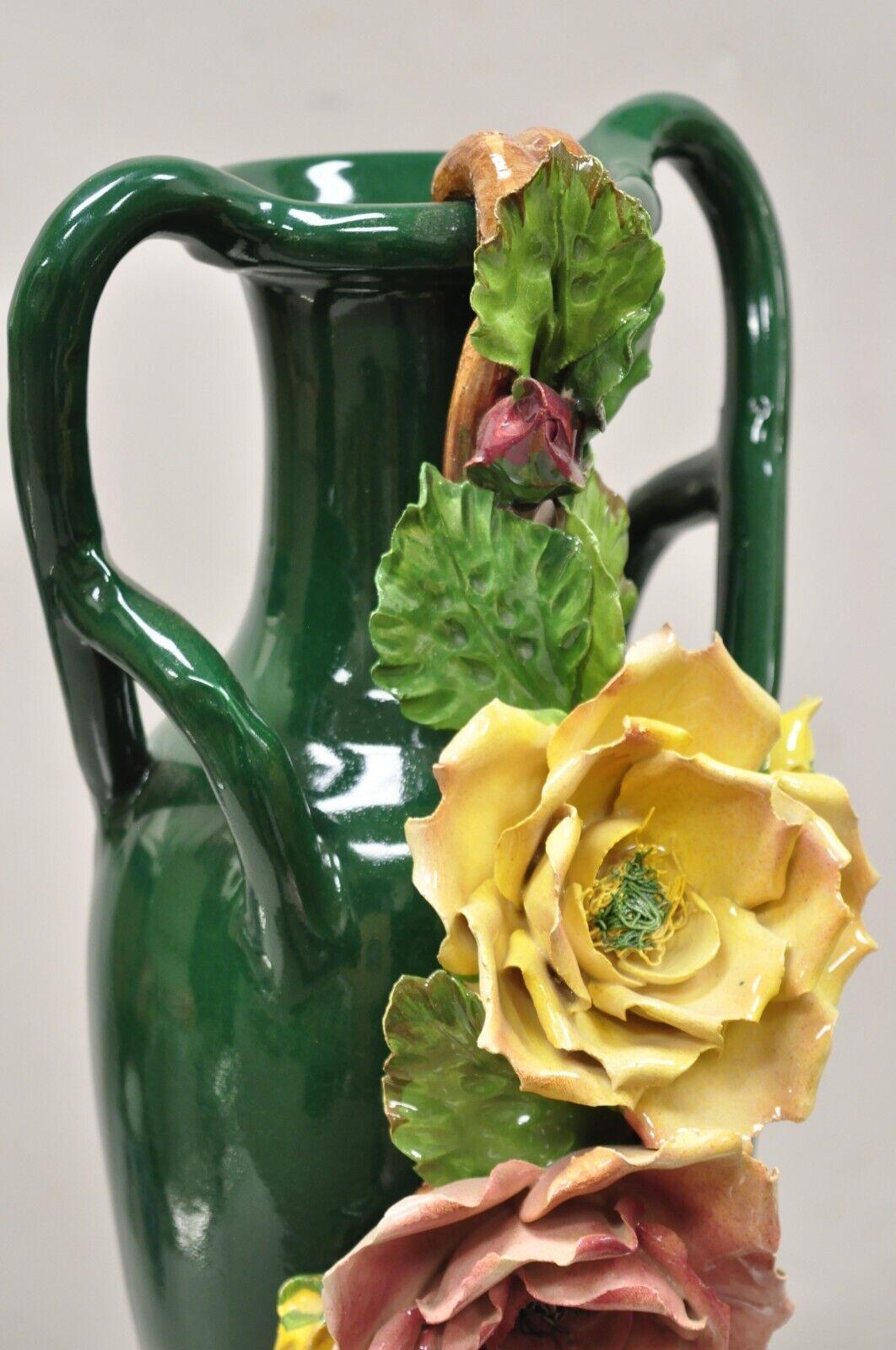 Victorien Vase Capodimonte de style victorien avec fleurs roses et jaunes en vente