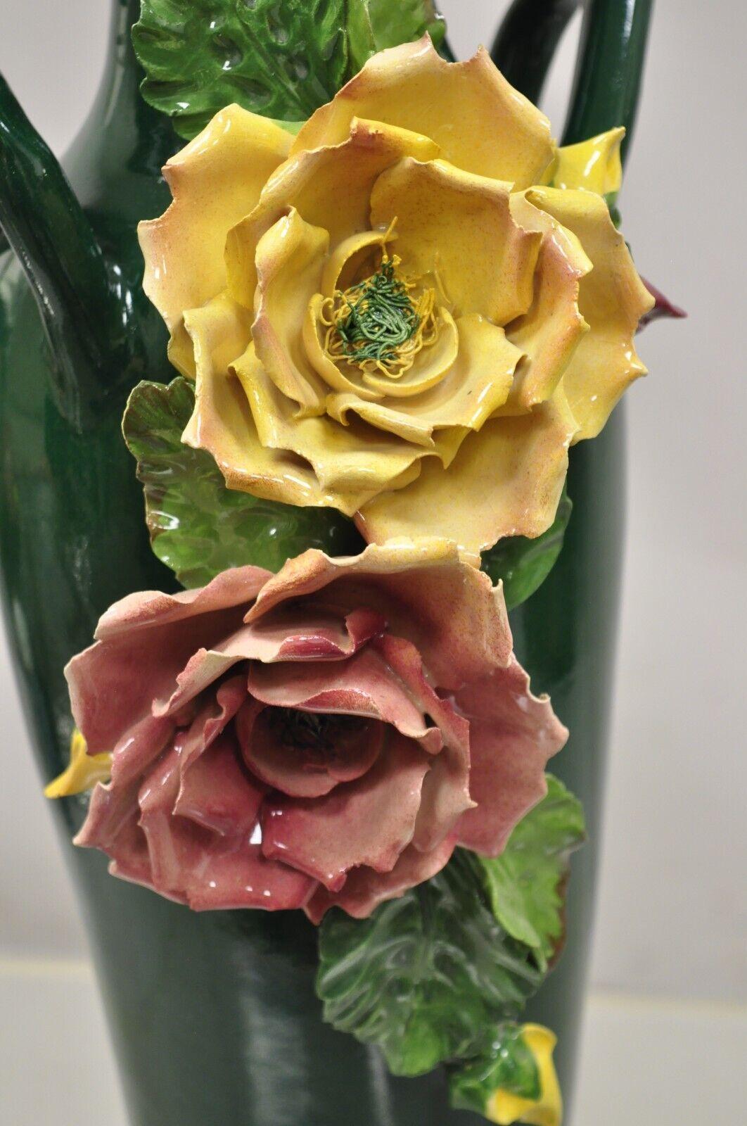 Grüne Capodimonte-Vase aus Keramik im viktorianischen Stil des Vtg-Stils mit rosa-gelben Blumen (Viktorianisch) im Angebot