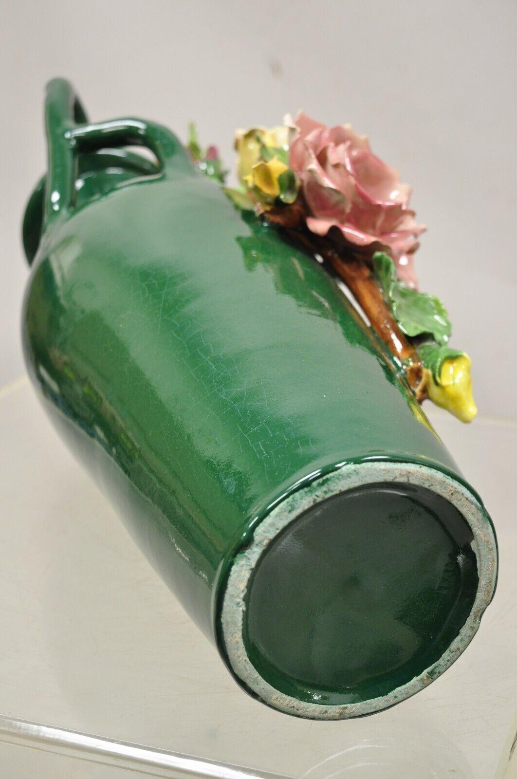 Grüne Capodimonte-Vase aus Keramik im viktorianischen Stil des Vtg-Stils mit rosa-gelben Blumen im Angebot 3