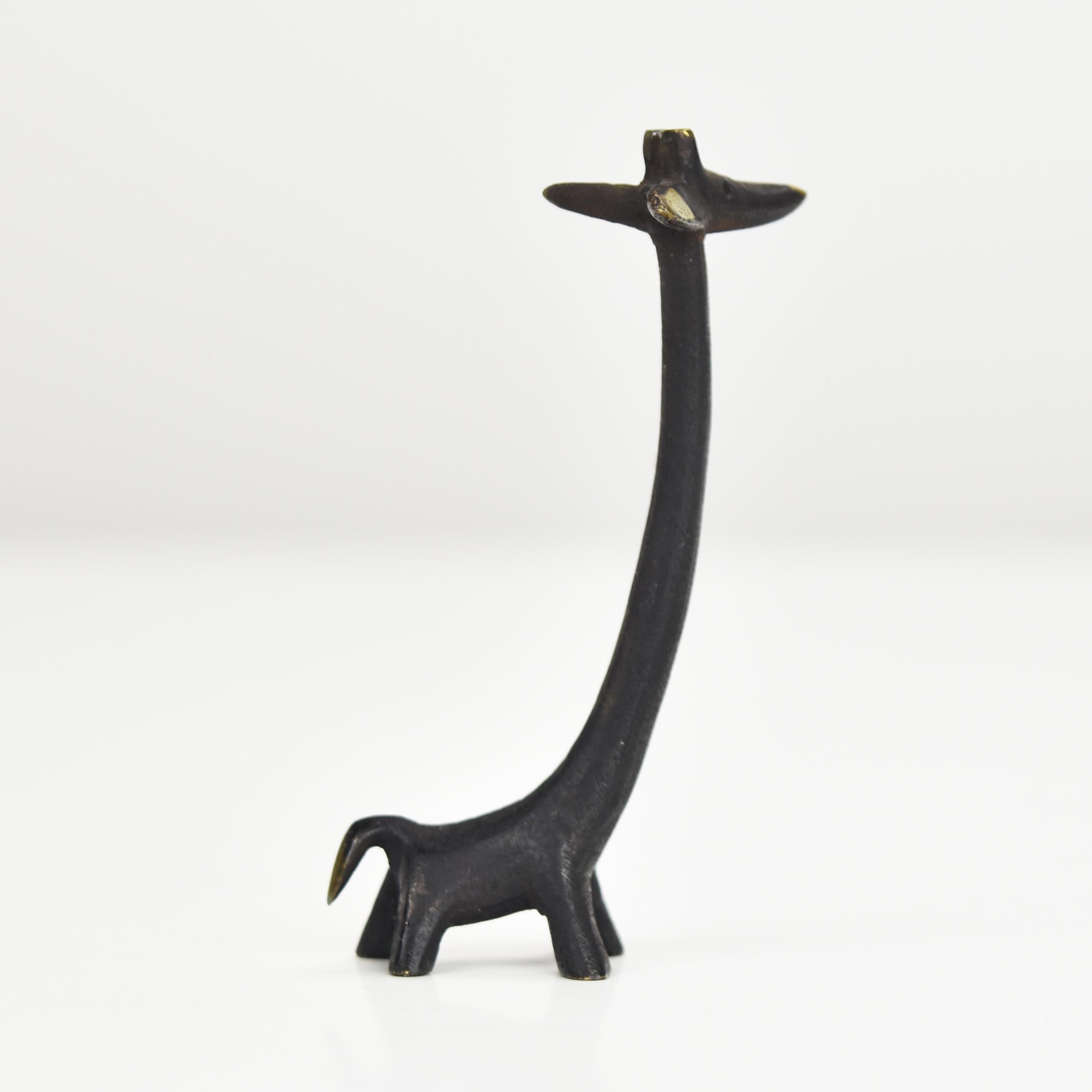 Graziosa miniatura di giraffa in ottone patinato nero o bronzo della metà del secolo scorso, disegnata da Walter Bosse per Herta Baller negli anni 1950/60.

