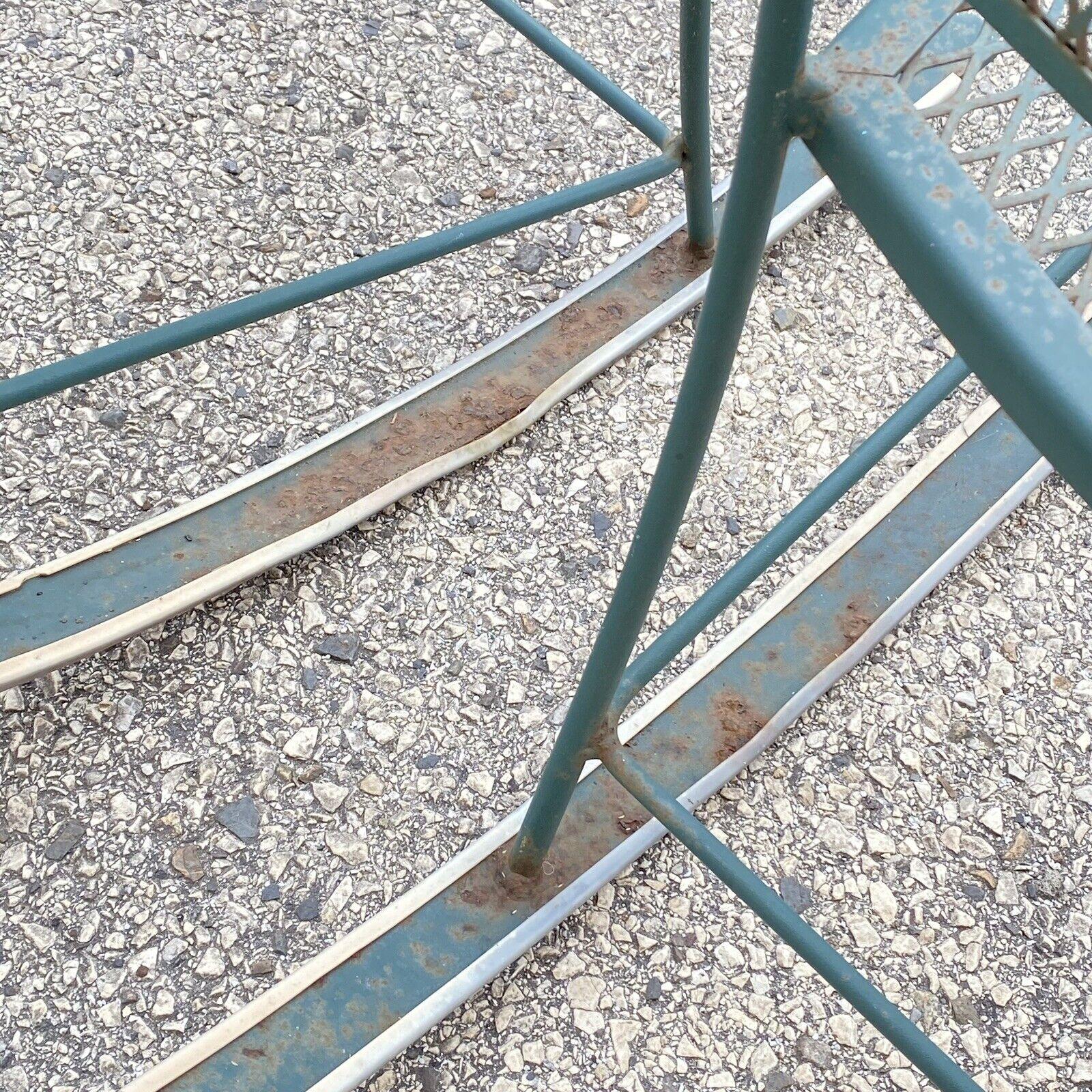 Paire de chaises à bascule de jardin en fer forgé de style victorien Woodard vert pour patio en vente 2
