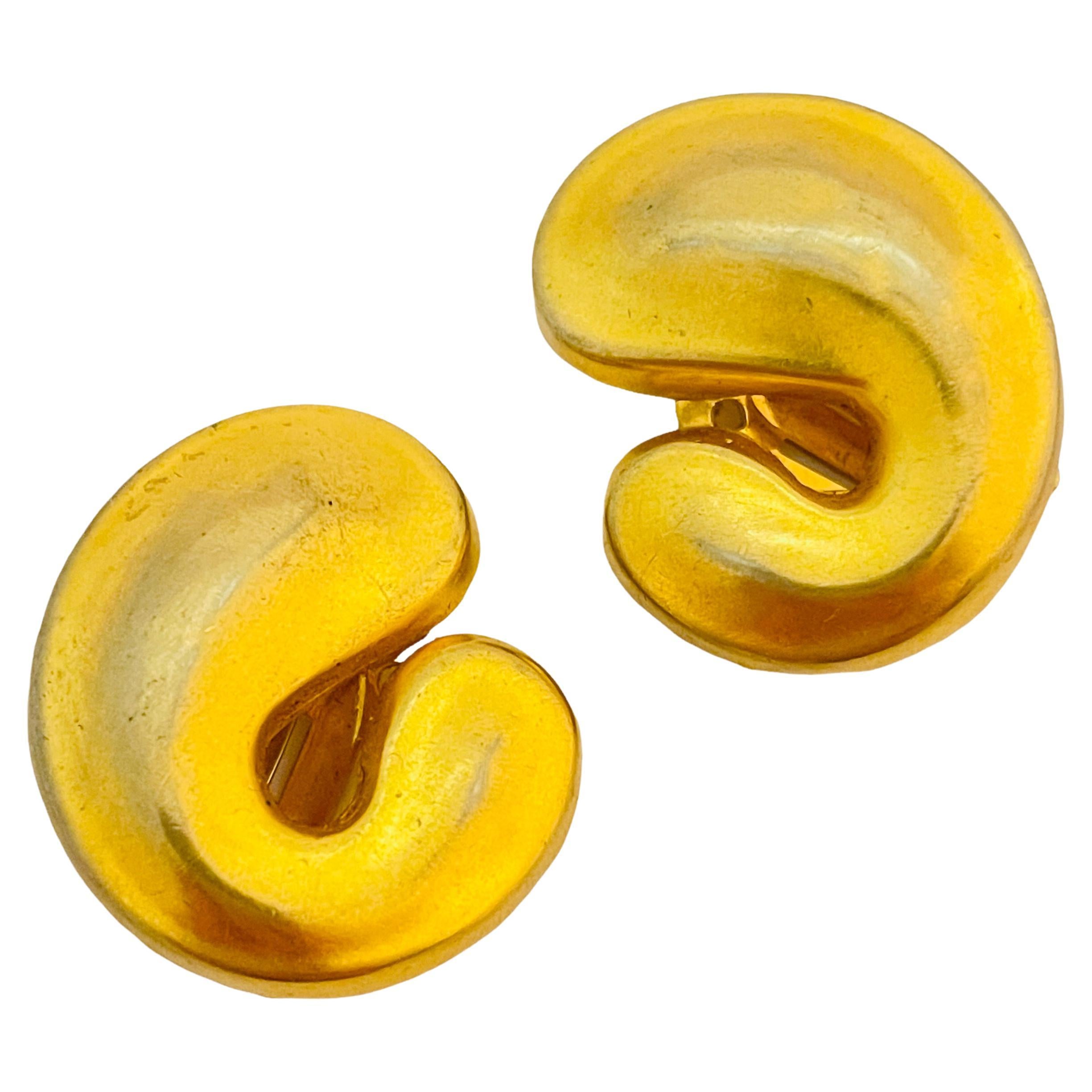 VtgROBERT LEE MORRIS matte gold modernist clip on earrings designer runway For Sale