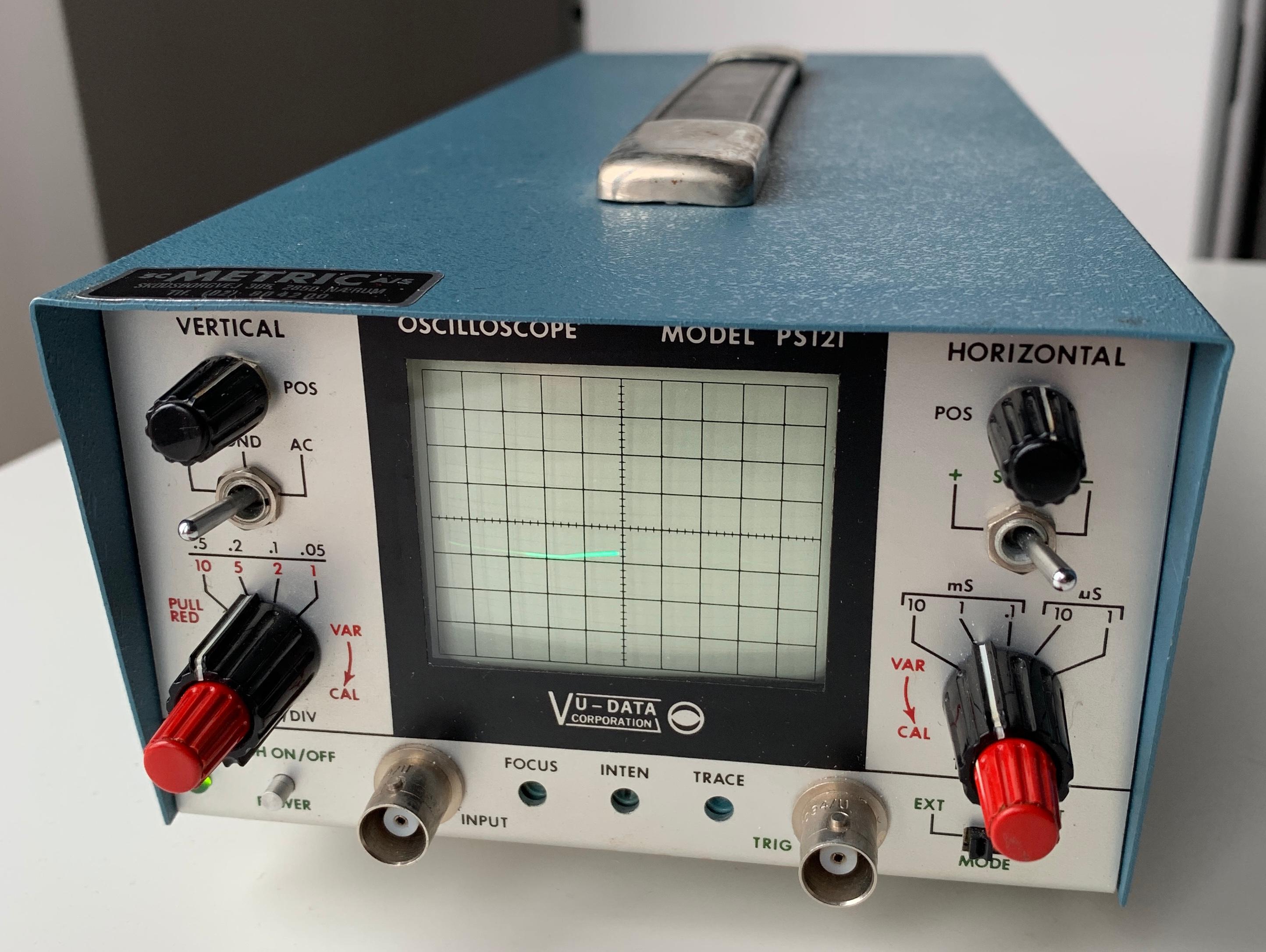 VU DATA Corporation Series PS121 Mini-Portable Oscilloscope. Amercian manufactured 1977 Vintage Oscilloscope measure instrument. Boxed with manual and accessories. Note that this is made for the Danish market with 220 V. Working condition. Video