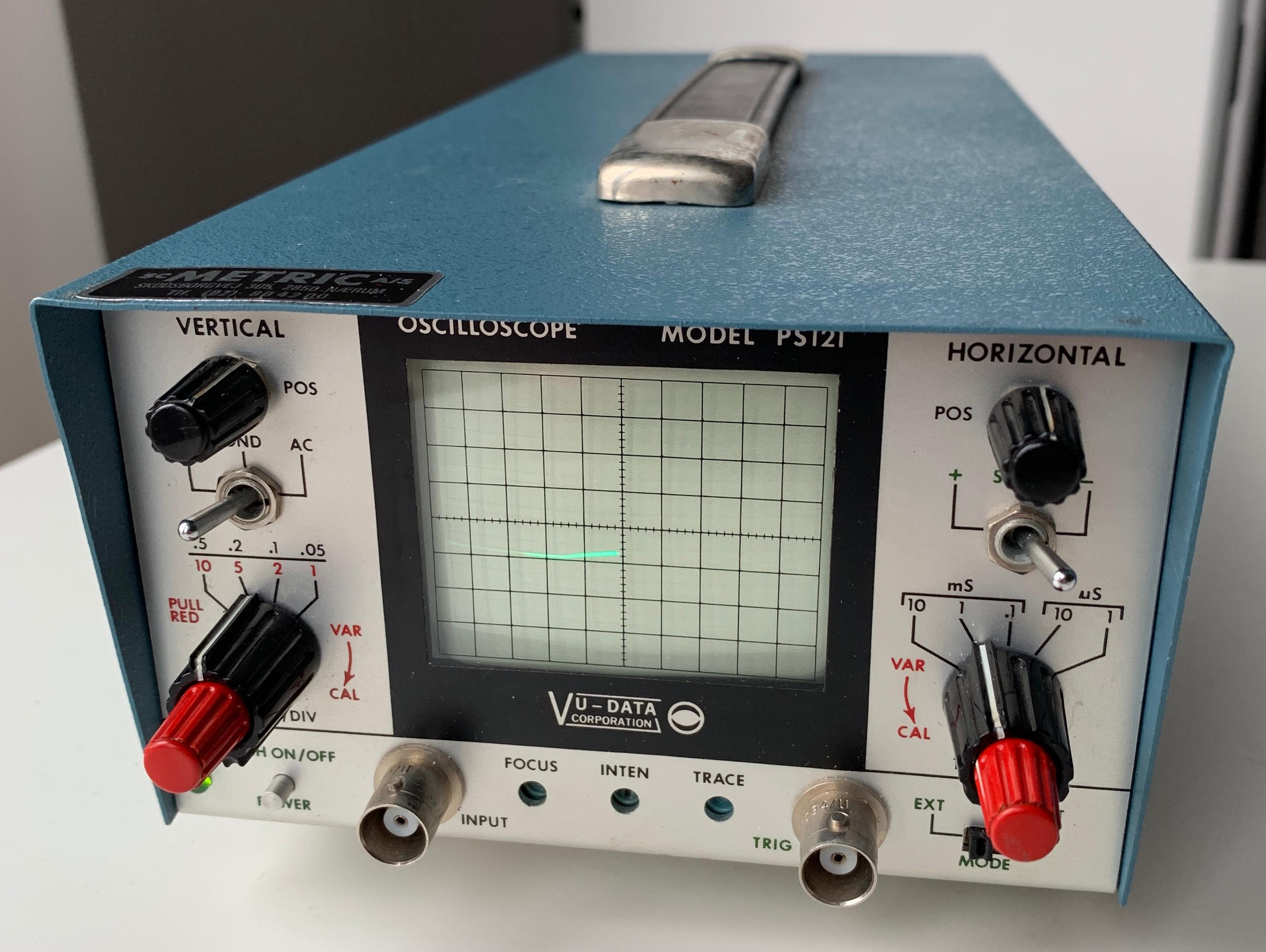 VU DATA Corporation Series PS121 Mini-Portable Oscilloscope. Amercian manufactured 1977 Vintage Oscilloscope measure instrument. Boxed with manual and accessories. Note that this is made for the Danish market with 220 V. Working condition. Video