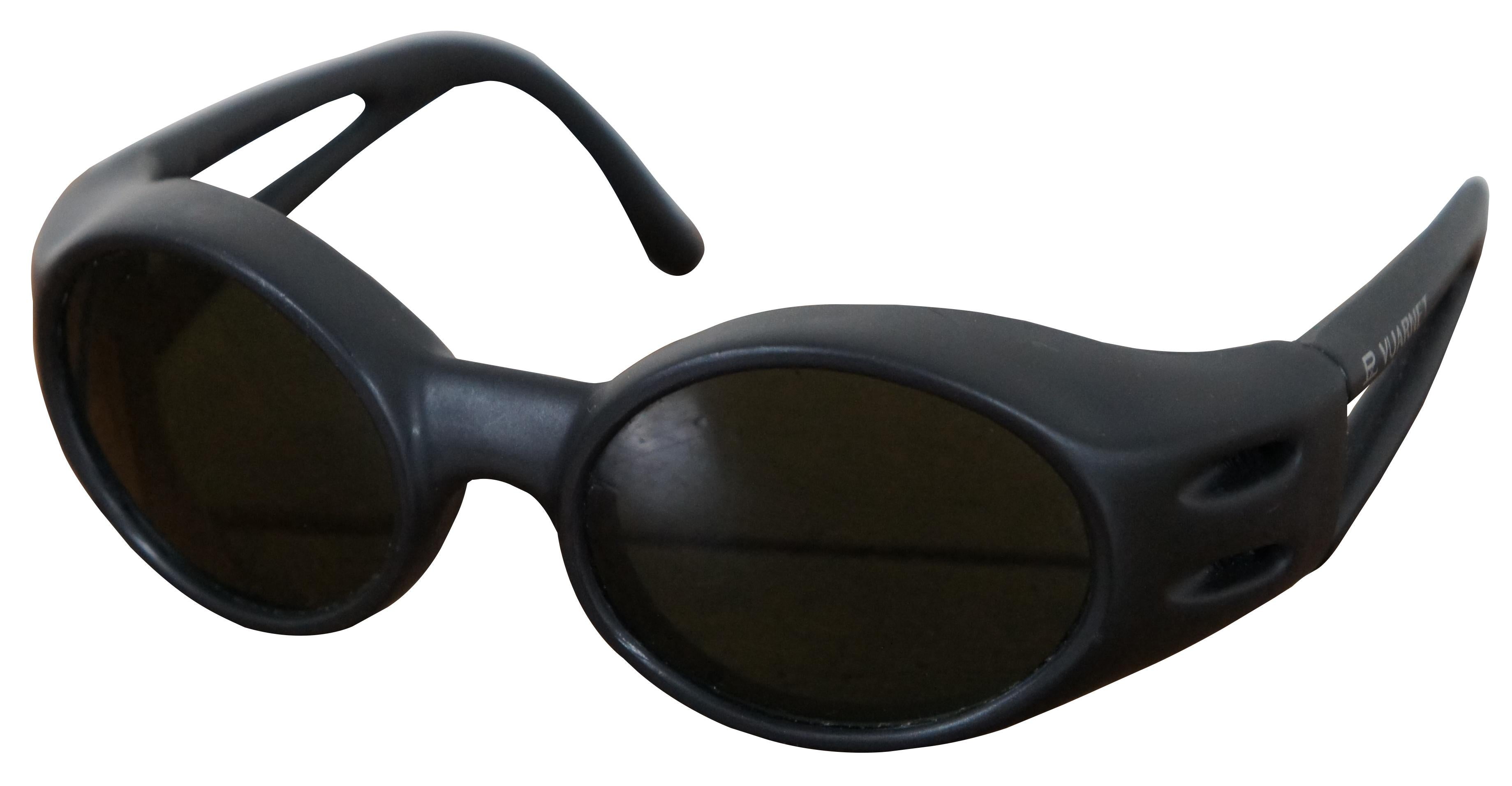 Schwarze Vuarnet Sonnenbrille mit Lederetui; hergestellt in Frankreich.
 