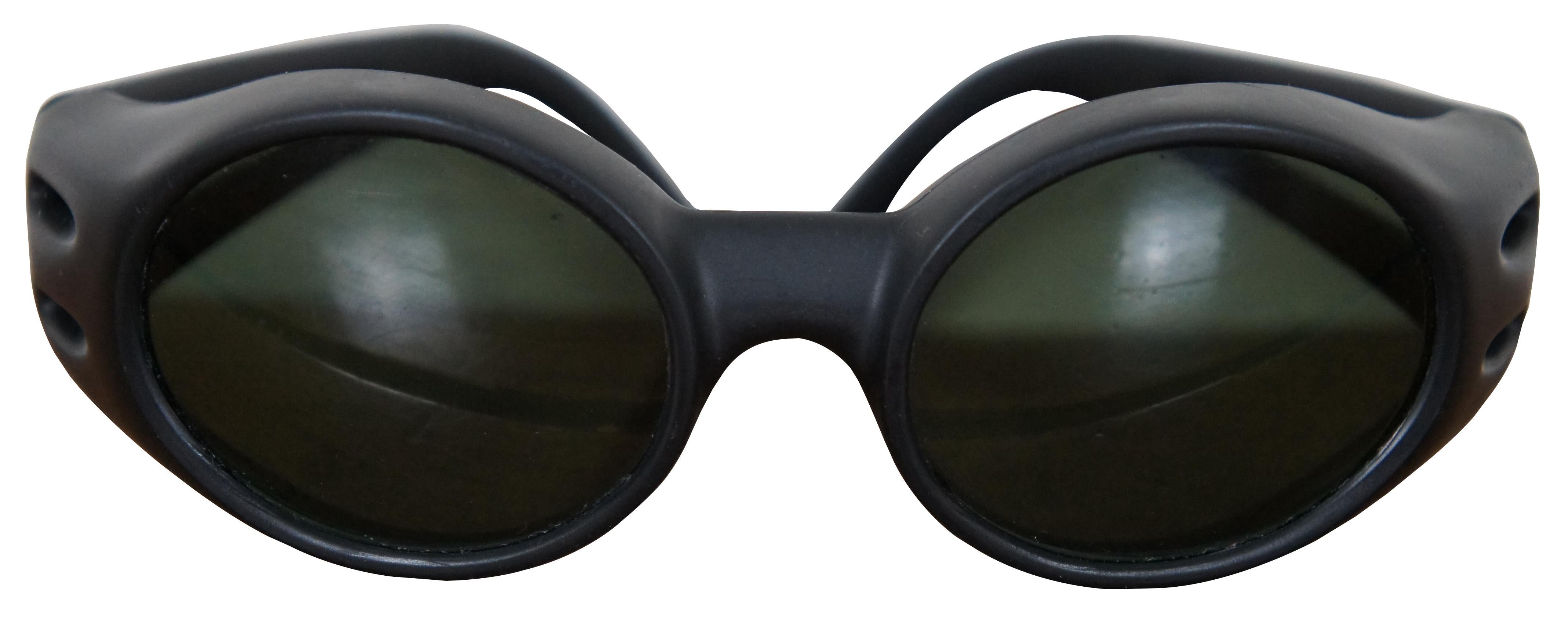 Vuarnet France Pouilloux 031 Schwarze runde Sonnenbrille mit schwarzem Rahmen und Etui (Moderne) im Angebot