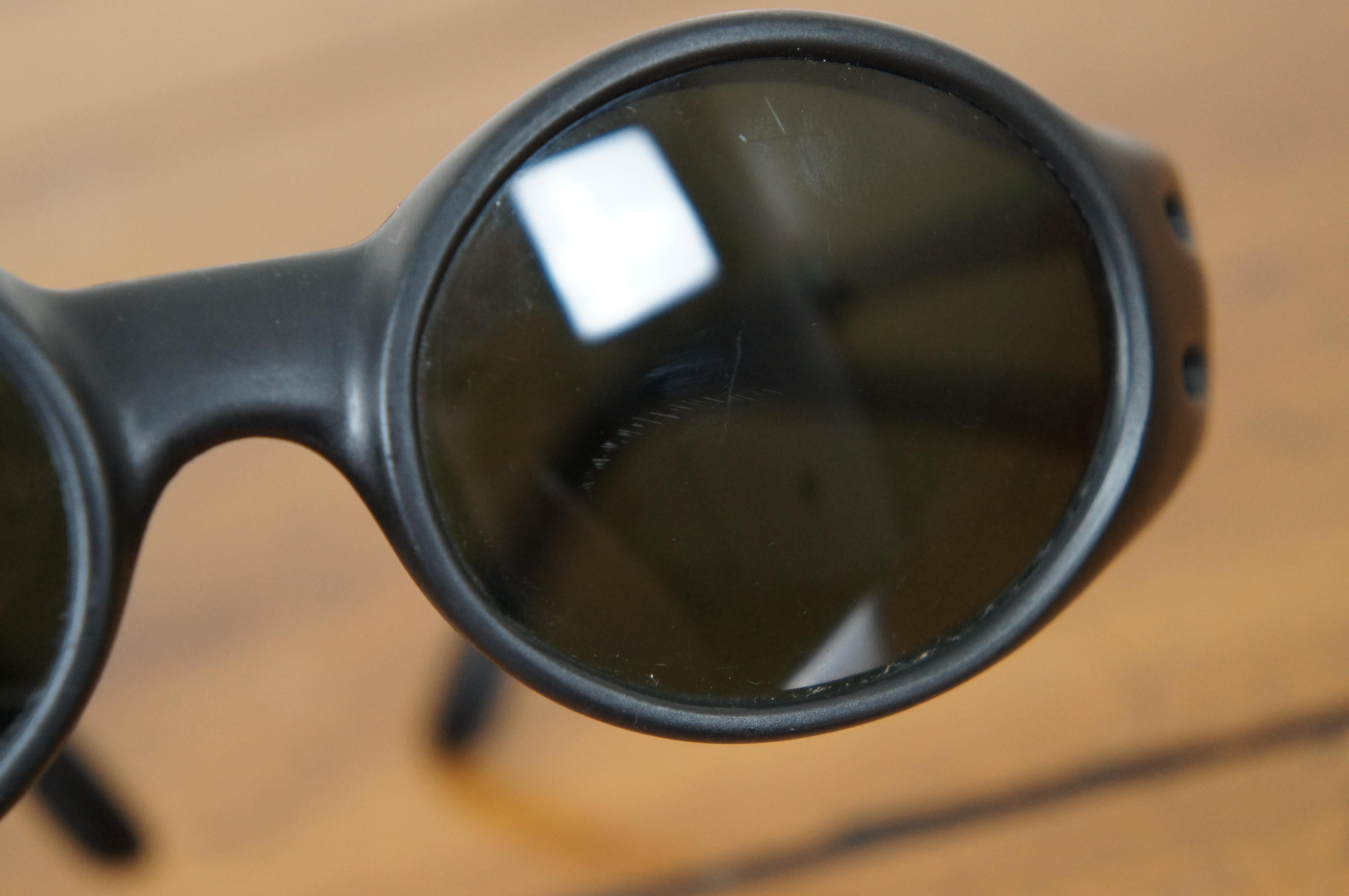 Vuarnet France Pouilloux 031 Schwarze runde Sonnenbrille mit schwarzem Rahmen und Etui im Angebot 2