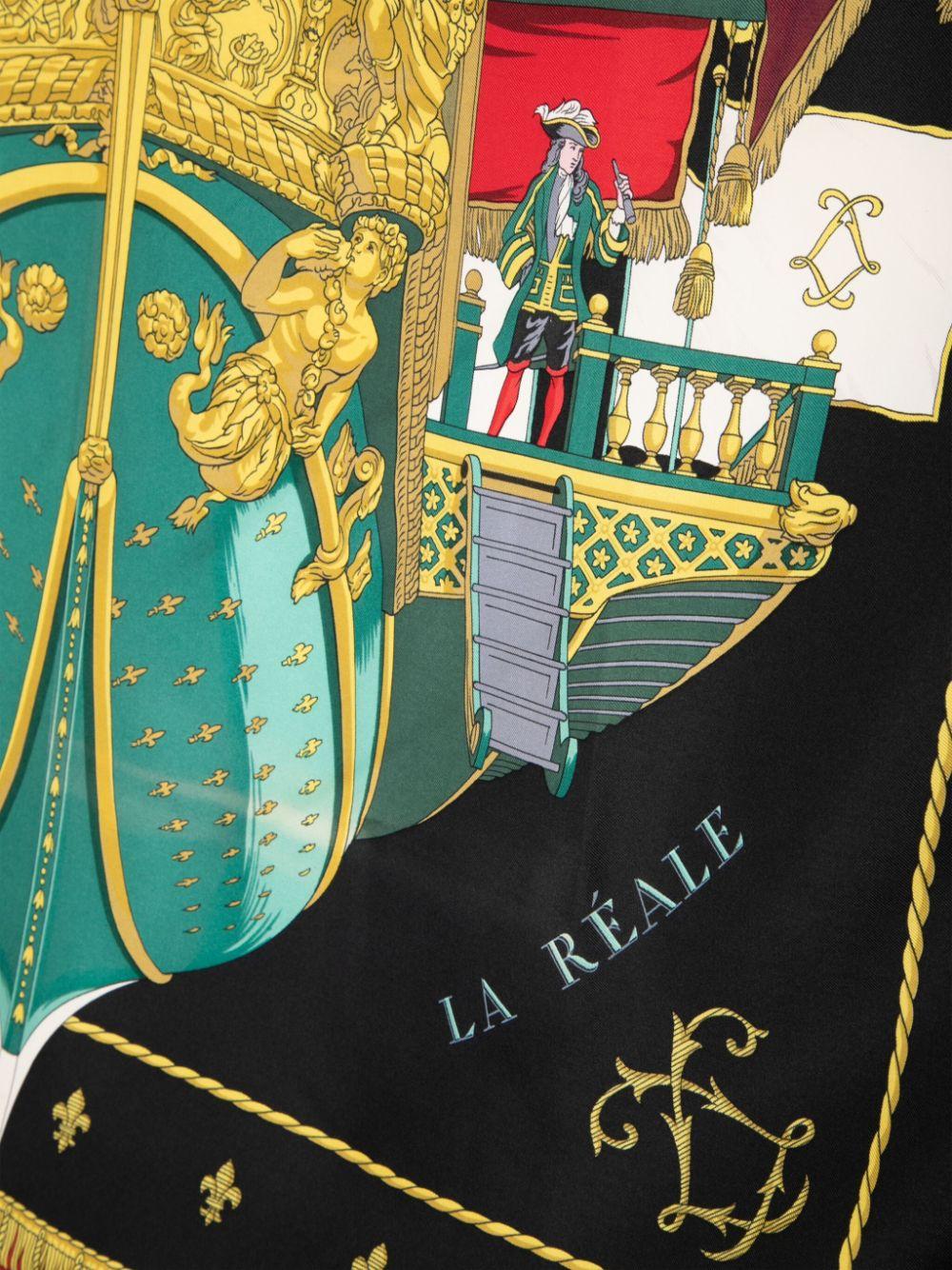 Questa lussuosa sciarpa di seta di Chanel presenta un classico design nero e oro. Realizzato in seta di alta qualità, offre una sensazione di morbidezza e leggerezza, aggiungendo un tocco di eleganza a qualsiasi abbigliamento. Perfetta per ogni